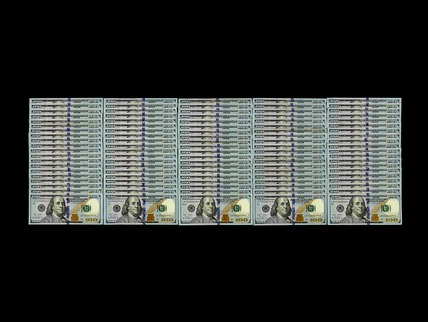 Dieses Foto gehört zu der Serie "Absolute Mächte / ex nihilo". Diese Fotografien tauchen tiefer in das tabuisierte und kontroverse Thema Geld ein, indem sie eine Reihe faszinierender historischer und zeitgenössischer Objekte aus der realen Welt