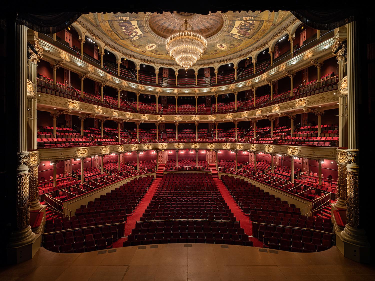 Die Academy of Music in Philadelphia wurde 1857 eröffnet und ist das älteste noch existierende Opernhaus in Amerika. Die "Grande Olde Lady of Locust Street" hat mit ihrem offenen, hufeisenförmigen Zuschauerraum und den zweistufigen Balkonen im Stil