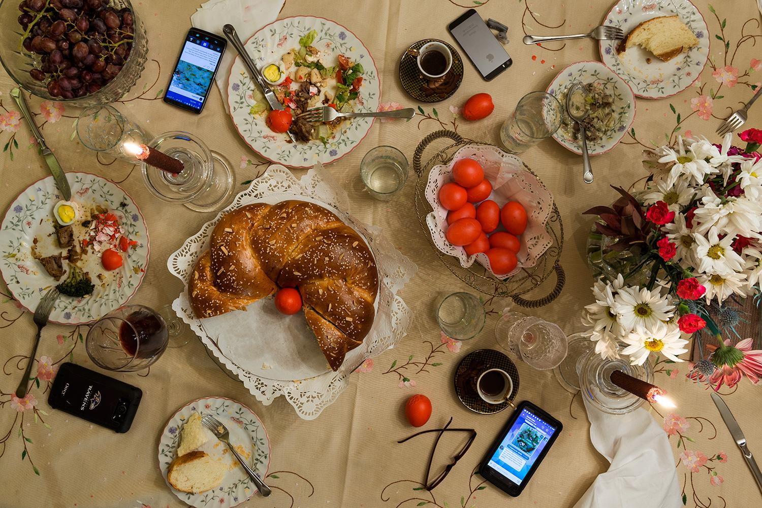 Esta fotografía pertenece a la serie "Conversaciones". Evocando la naturaleza muerta holandesa como inspiración, estos hermosos tableros de mesa contemporáneos contemplan las implicaciones de la tecnología en la interacción y la memoria humanas. Las
