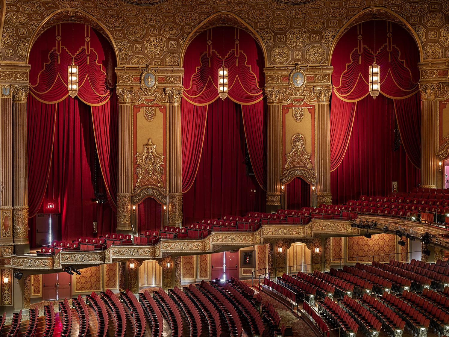 Titel: Brooklyn King's Theatre (Side-Bay Study) New York

Die verführerische Innenarchitektur ist majestätisch und spektakulär, das üppige Ambiente und die seltsame Symmetrie faszinieren die Sinne. Als Hüter einer überschwänglichen Ära würden diese