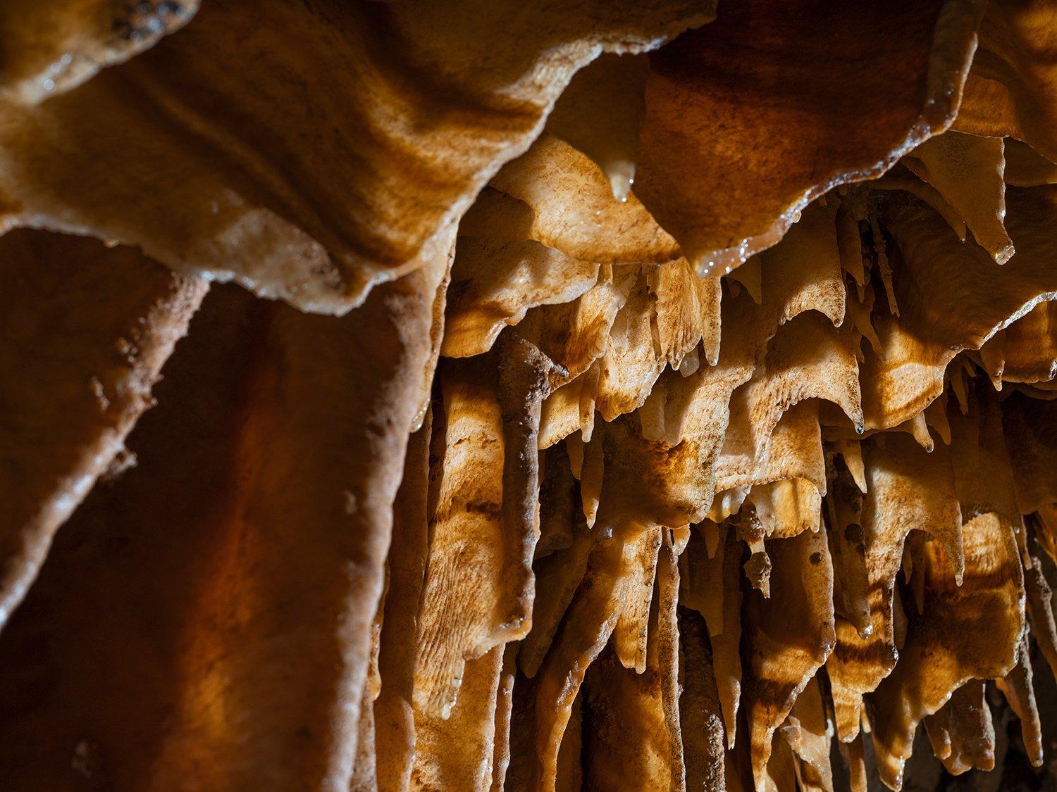 "RESPLENDISSEMENT DES ANTIPODES
Dans le cadre de la civilisation, le royaume souterrain reste largement inchangé. Isolé dans l'obscurité pendant des centaines de millions d'années, le monde souterrain sans soleil abrite de majestueuses formations