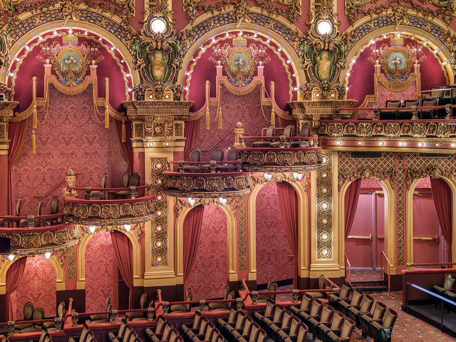 El Teatro Cutler Majestic es un teatro de ópera y posteriormente de vodevil de 1903, construido por el arquitecto John Galen Howard.

Serie: La arquitectura de los sueños dorados
Impresión Canson Platine con pigmentos de archivo	
Todos los tamaños y