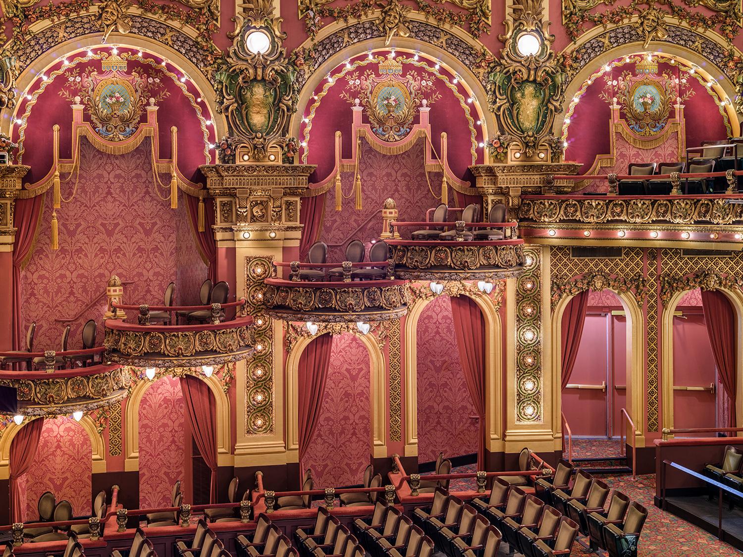 Das Cutler Majestic Theatre ist ein 1903 vom Architekten John Galen Howard erbautes, mit Juwelen verziertes Beaux-Arts-Opernhaus und späteres Varieté-Theater.

Serie: Architektur der vergoldeten Träume
Archiv-Pigment Canson Platine Druck	
Alle