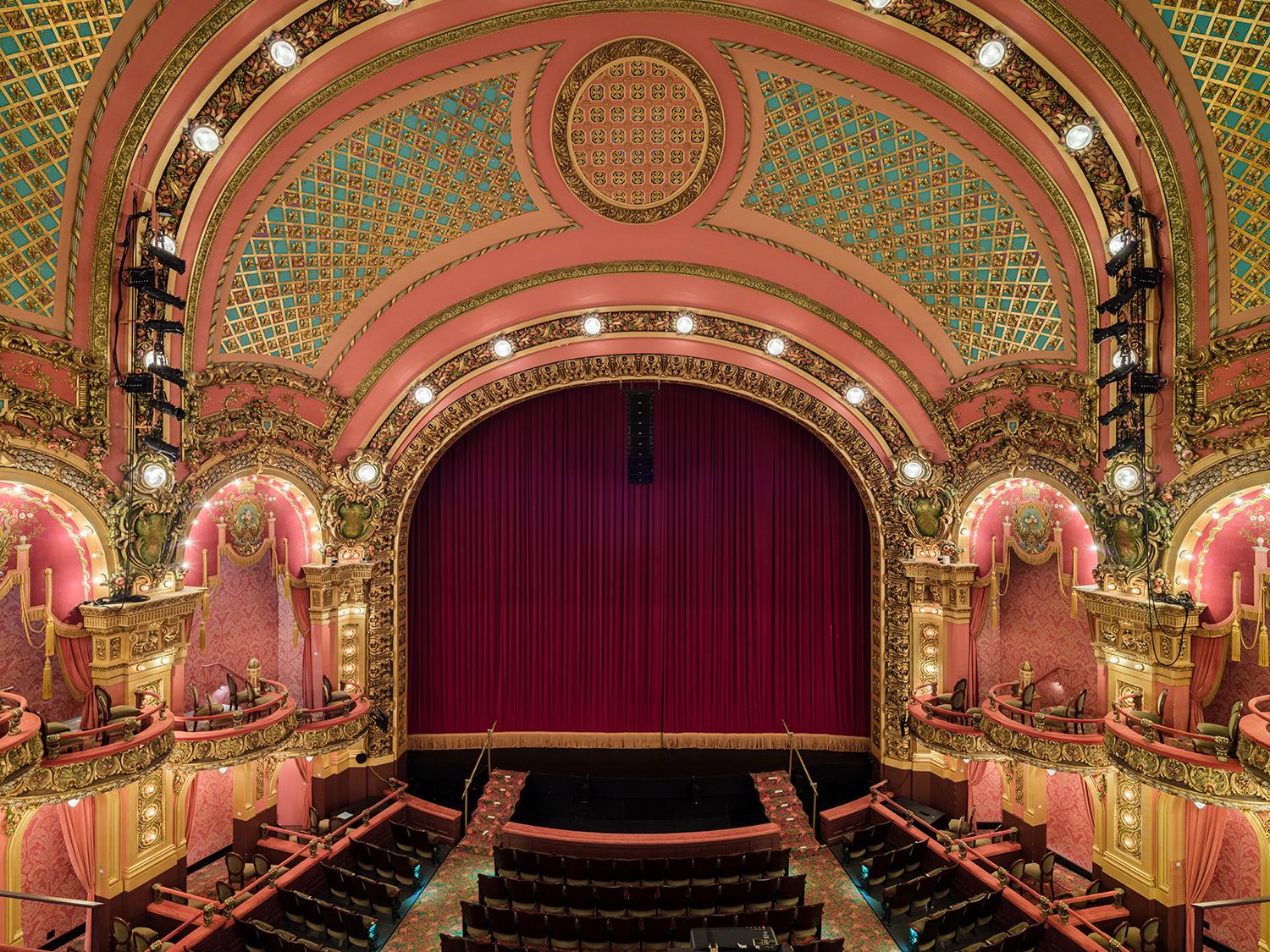 Le Majestic Theatre est une salle d'opéra de style Beaux-Arts, ornée de bijoux, construite en 1903 par l'architecte John Galen Howard, puis un théâtre de vaudeville.

Série : L'architecture des rêves dorés
Impression Canson Platine aux pigments
