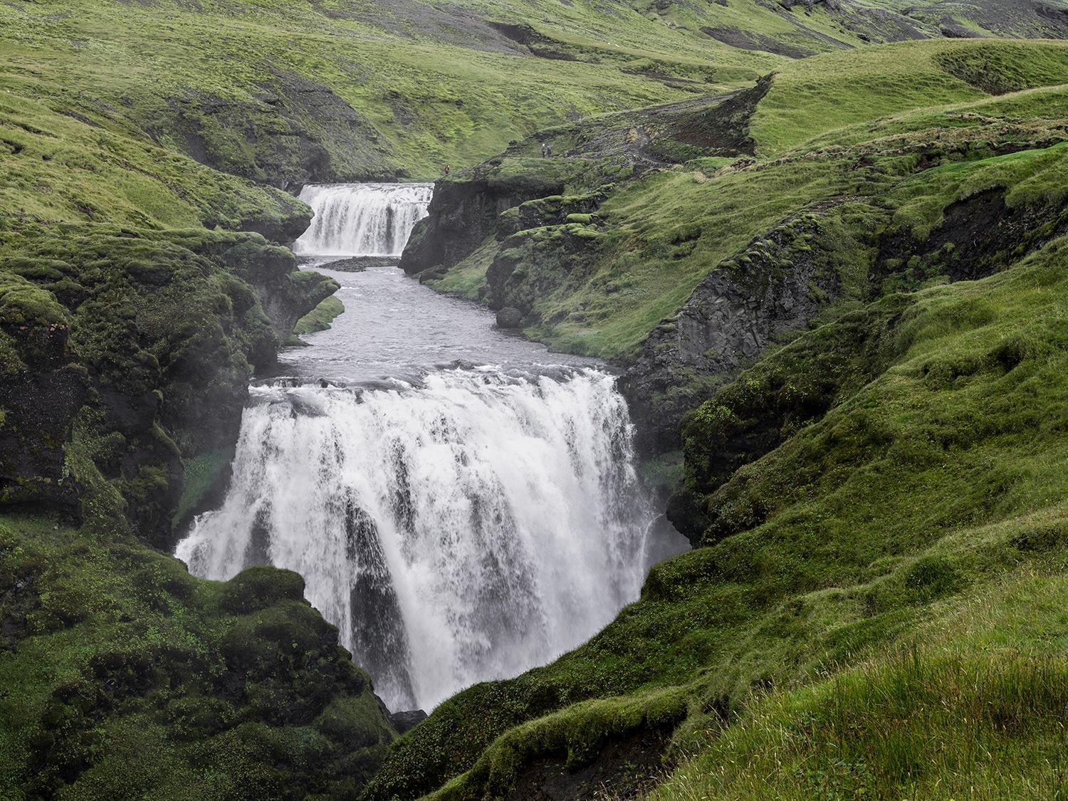Fuego y hielo" sólo empieza a captar la diversa magnificencia de esta nación insular. Aquí se encuentra la cima del volcán Bláhnjúkur, con vistas a las grietas de nieve y verde musgo de Landmannalaugar. El frío glacial y las ráfagas bombardeadoras