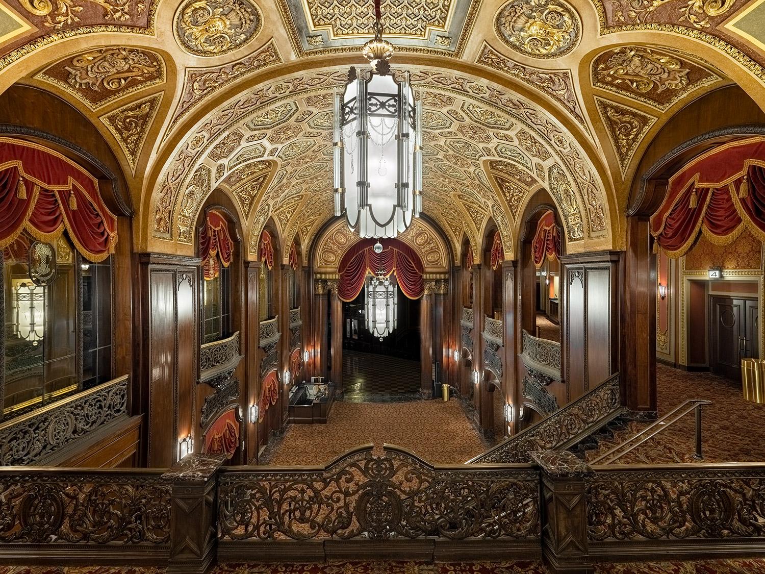 Titel: Große Lobby, Brooklyn King's Theatre, New York

Ich bin als Griechisch-Amerikaner der ersten Generation aufgewachsen, als Sohn von Einwanderern. Diese beiden unterschiedlichen und faszinierenden Kulturen haben meine persönlichen Perspektiven
