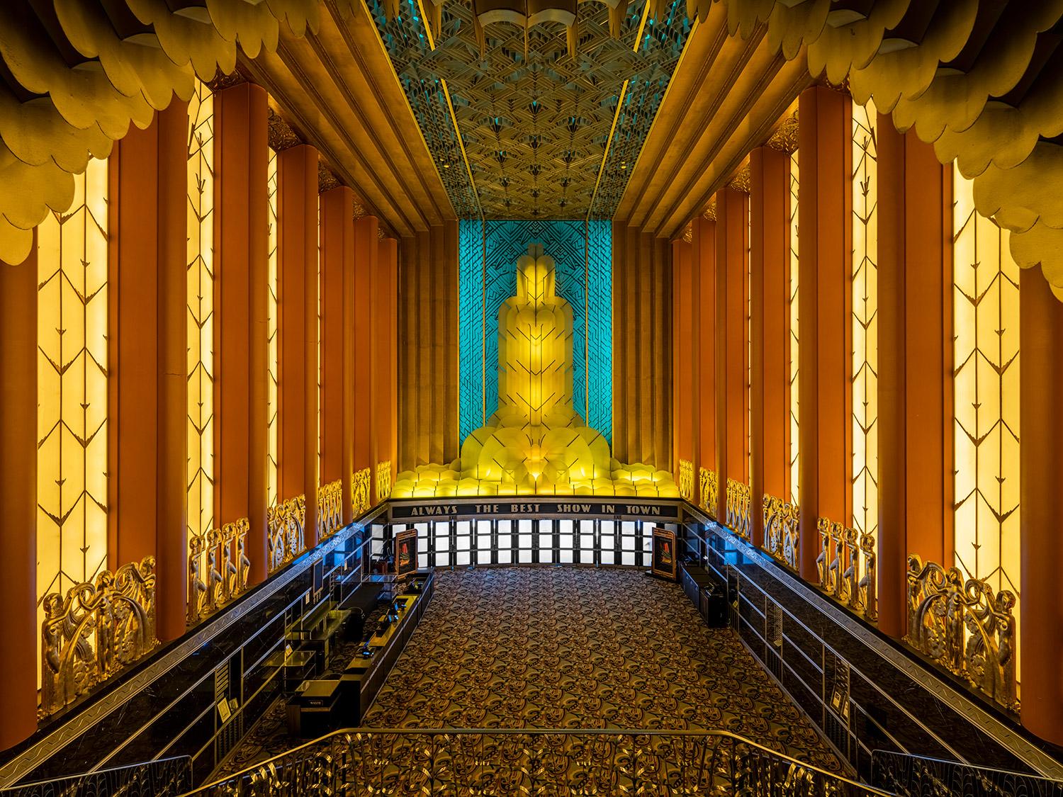 Der ursprünglich "The Met" (Metropolitan Theatre) genannte Filmpalast wurde 1925 von dem Architekten Clarence Blackhall im Stil der Renaissance und des Barock entworfen. 

Serie: Architektur der vergoldeten Träume
Archiv-Pigment Canson Platine