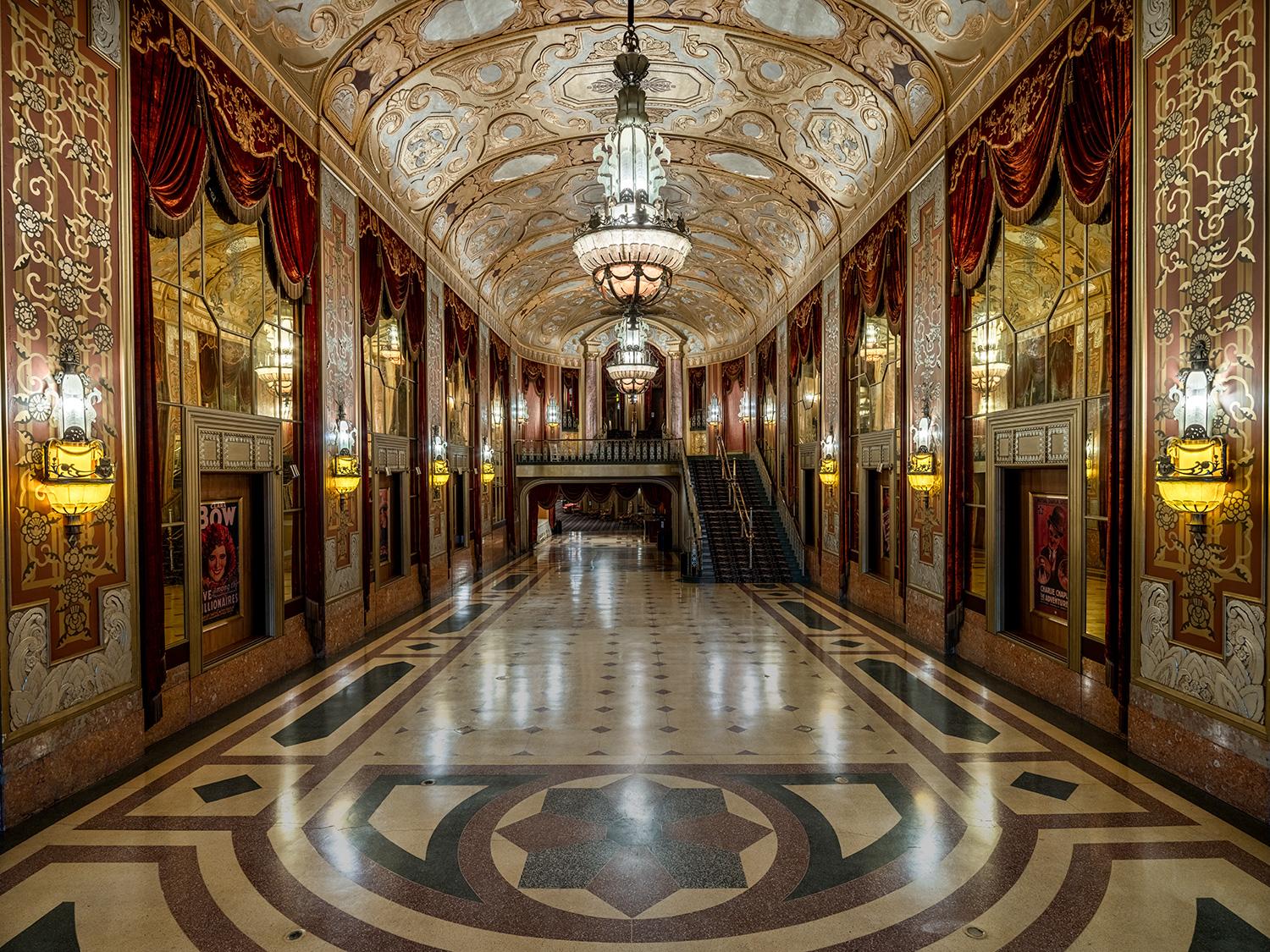 Als einer der letzten opulenten Kinopaläste, die vor der Weltwirtschaftskrise 1931 gebaut wurden, wurde das LA Theatre in weniger als sechs Monaten im französischen Barockstil errichtet. Der detailreiche Seidenvorhang, der eine komplexe pastorale