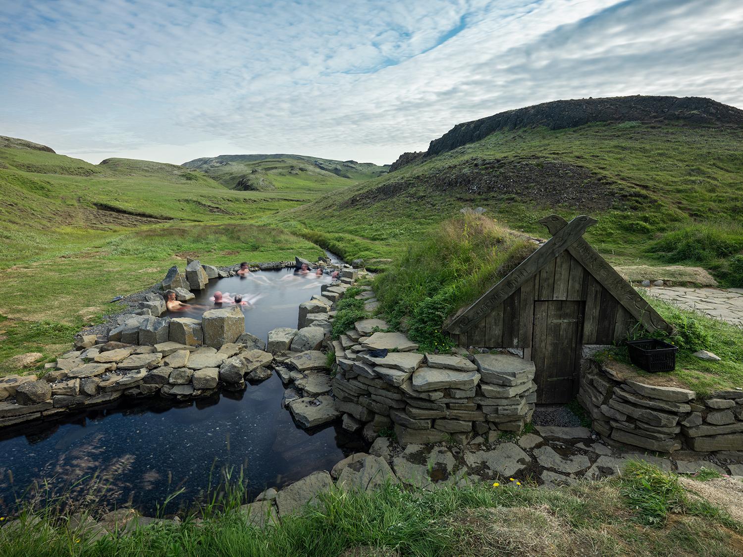 L'eau est essentielle et douce, envoûtante dans sa grandeur, formidable dans sa tumultuosité.  

Série : Ísland
Impression de platine aux pigments d'archives	
Toutes les tailles et éditions disponibles : 
23" x 30" - Taille de l'édition : 10,