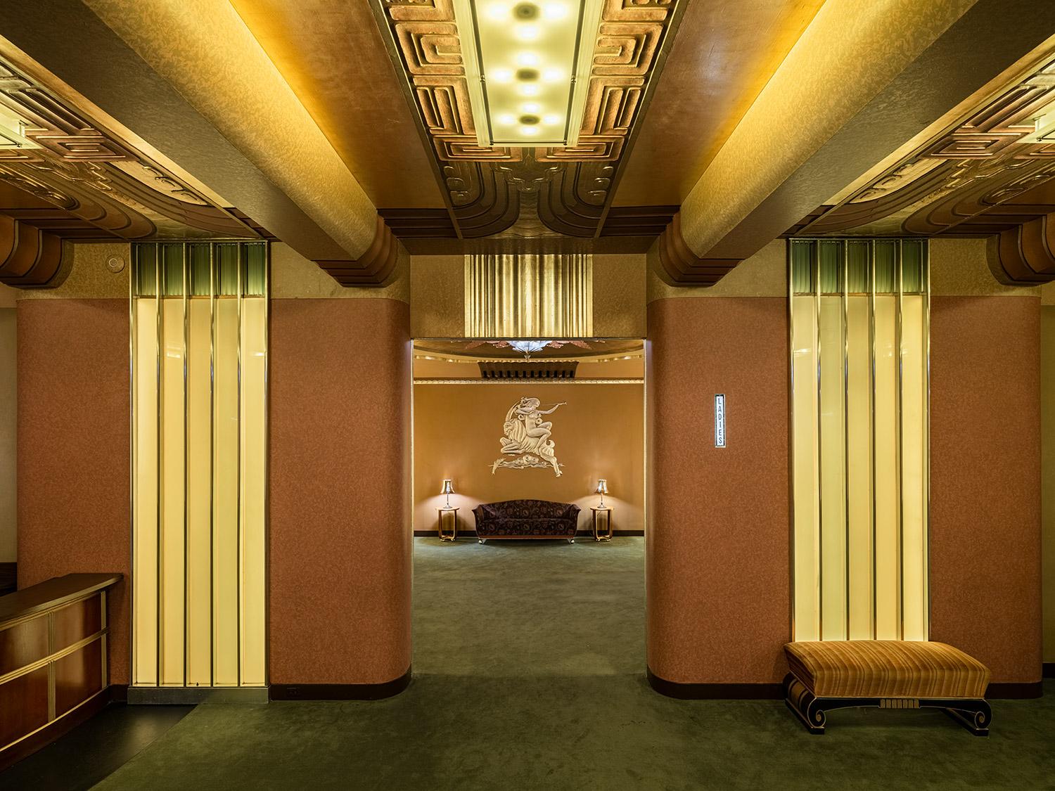 El salón de señoras del Teatro Paramount de Oakland fue diseñado por el consumado arquitecto Timothy L. Pfleuger, de San Francisco. Un espacio exquisito que parece salido del pasado y del futuro simultáneamente. Los elementos futuristas de energía y