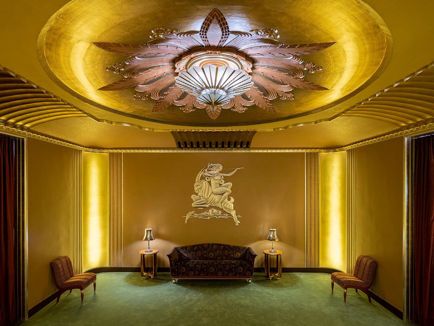 El salón de señoras del Teatro Paramount de Oakland fue diseñado por el consumado arquitecto Timothy L. Pfleuger, de San Francisco. Un espacio exquisito que parece salido del pasado y del futuro simultáneamente. Los elementos futuristas de energía y