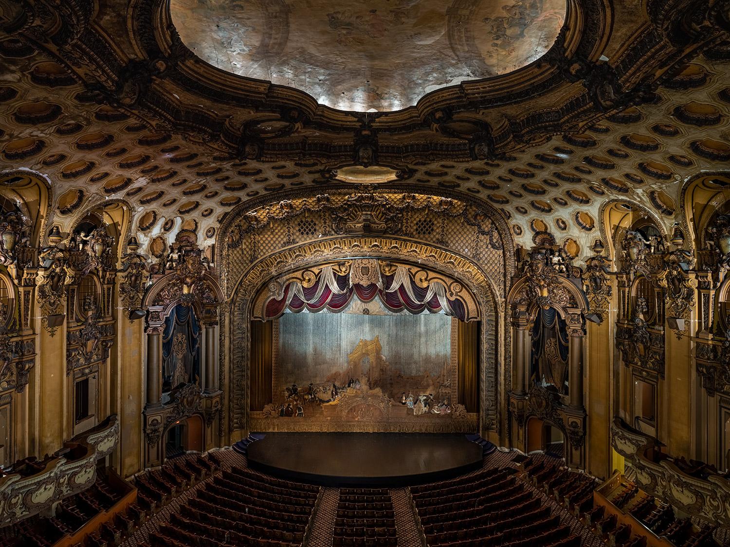 "El impresionante Teatro Paramount de Oakland, California, es uno de los palacios cinematográficos Art Decó mejor conservados y de los últimos que quedan en el país. Construido a principios de la década de 1930, antes de la agonía de la Gran