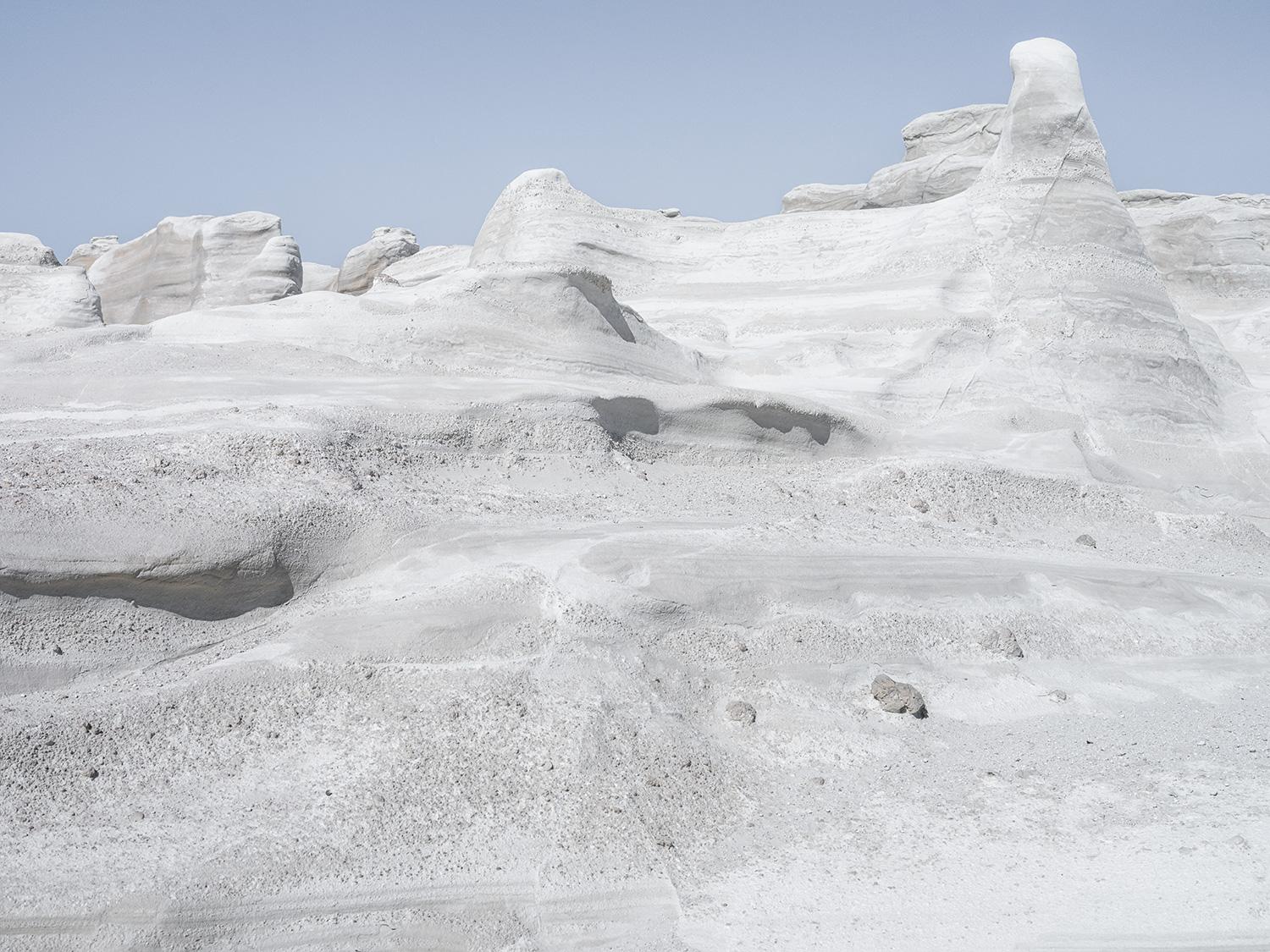 Unerbittliche Winde und gewaltige Wellen formen diese vulkanische, silbrig-weiße Landschaft zu leuchtenden, mondähnlichen Oberflächen. Schroffe Felsen, Höhlen und Täler, Bewohner auf fremdem Terrain - ich bin hingerissen und fasziniert. 

Alle