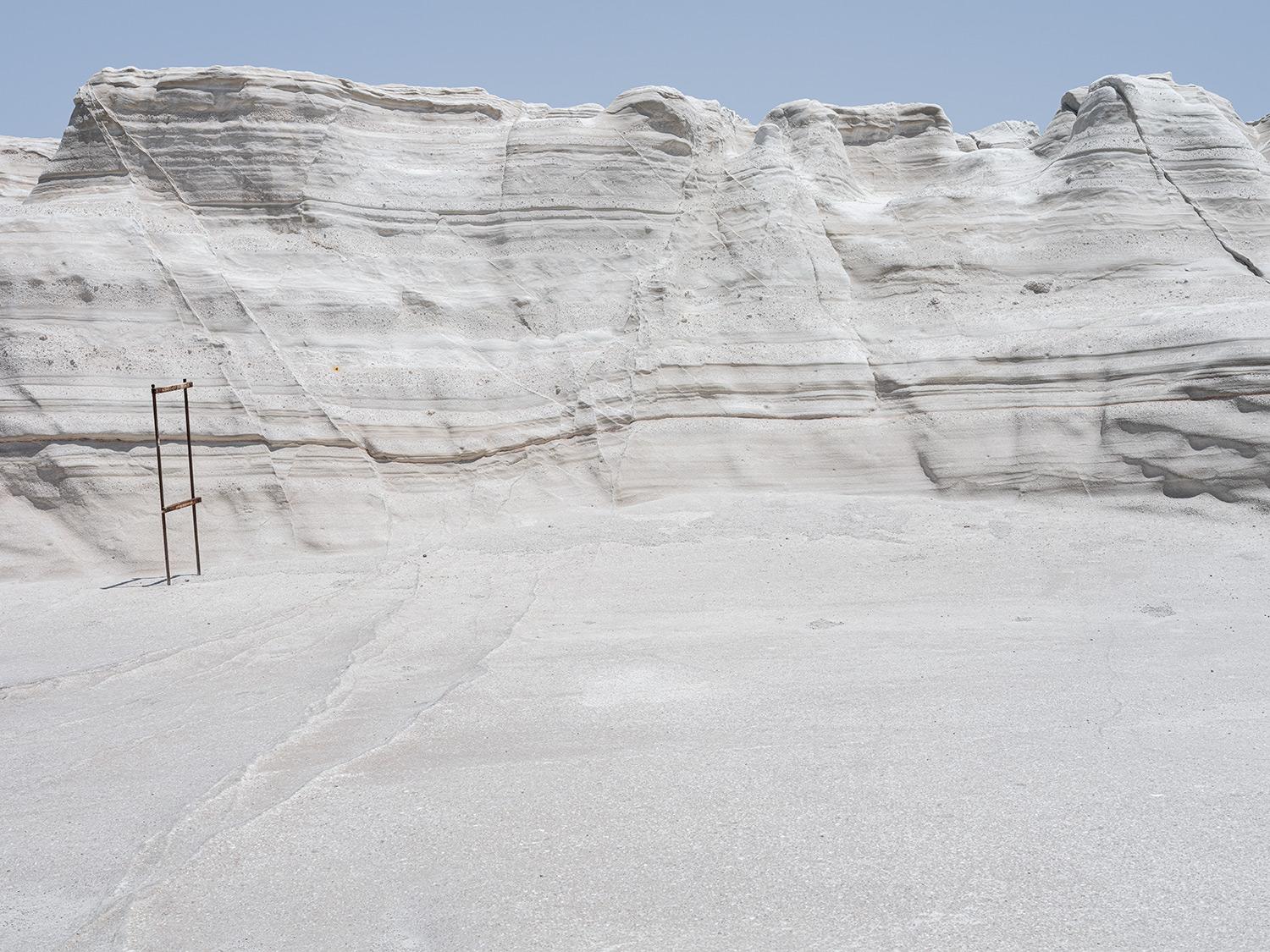 Des vents incessants et de formidables vagues façonnent ce paysage volcanique blanc argenté en surfaces lumineuses, semblables à celles de la lune. Des falaises abruptes, des grottes et des vallées, des occupants sur un terrain étranger : je me