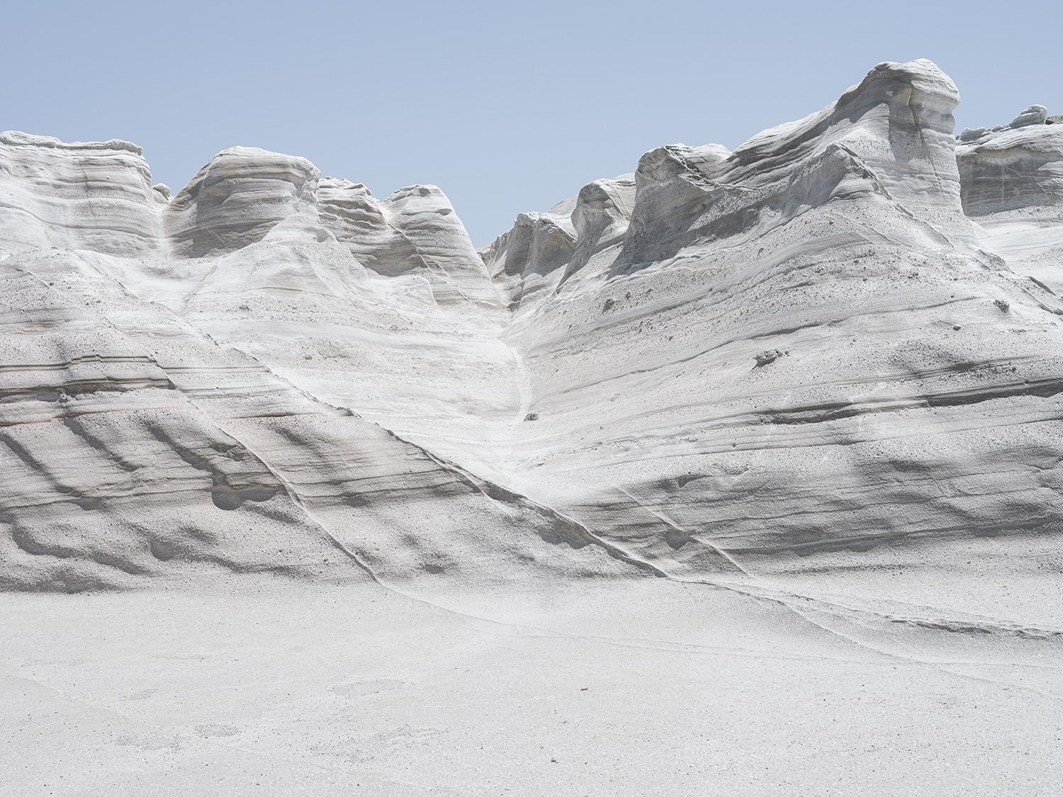 Unerbittliche Winde und gewaltige Wellen formen diese vulkanische, silbrig-weiße Landschaft zu leuchtenden, mondähnlichen Oberflächen. Schroffe Felsen, Höhlen und Täler, Bewohner auf fremdem Terrain - ich bin hingerissen und fasziniert. 

Alle