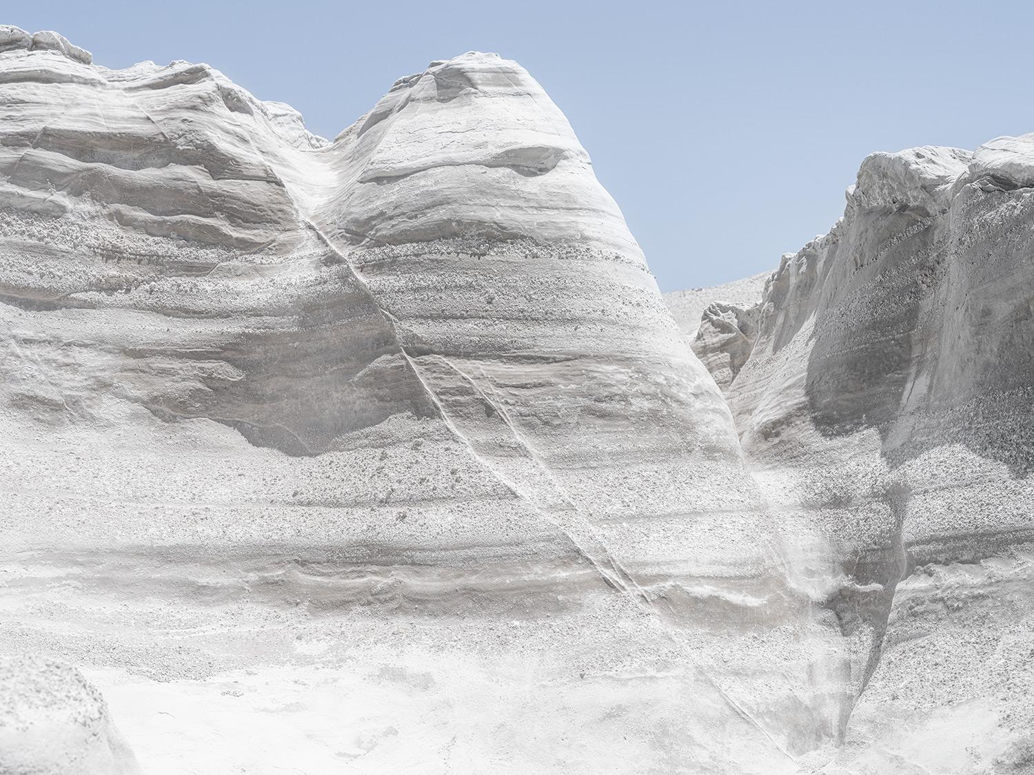 Unerbittliche Winde und gewaltige Wellen formen diese vulkanische, silbrig-weiße Landschaft zu leuchtenden, mondähnlichen Oberflächen. Schroffe Felsen, Höhlen und Täler, Bewohner auf fremdem Terrain - ich bin hingerissen und fasziniert. 


Alle