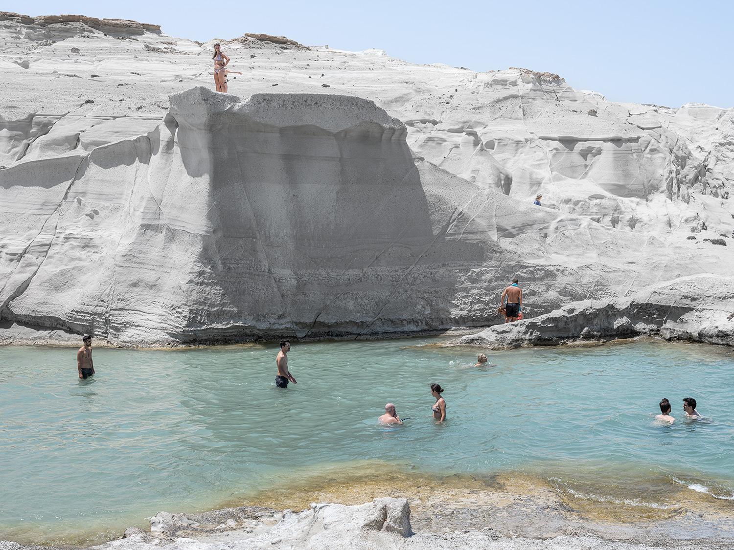 Venti implacabili e onde formidabili modellano questo paesaggio vulcanico bianco-argenteo in superfici luminose e lunari. Scogliere affilate, grotte e valli, abitanti su un terreno alieno: mi ritrovo estasiato e ipnotizzato. 

Tutti i formati e le