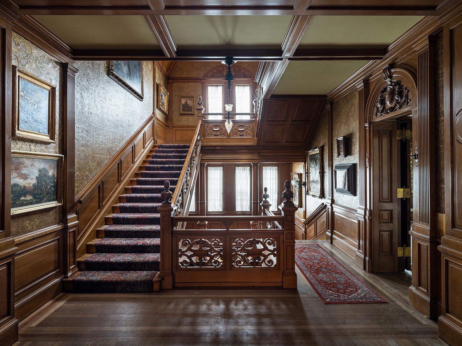 Christos J. Palios - Foyer del secondo piano, Pabst Mansion, 2024, Stampato Dopo