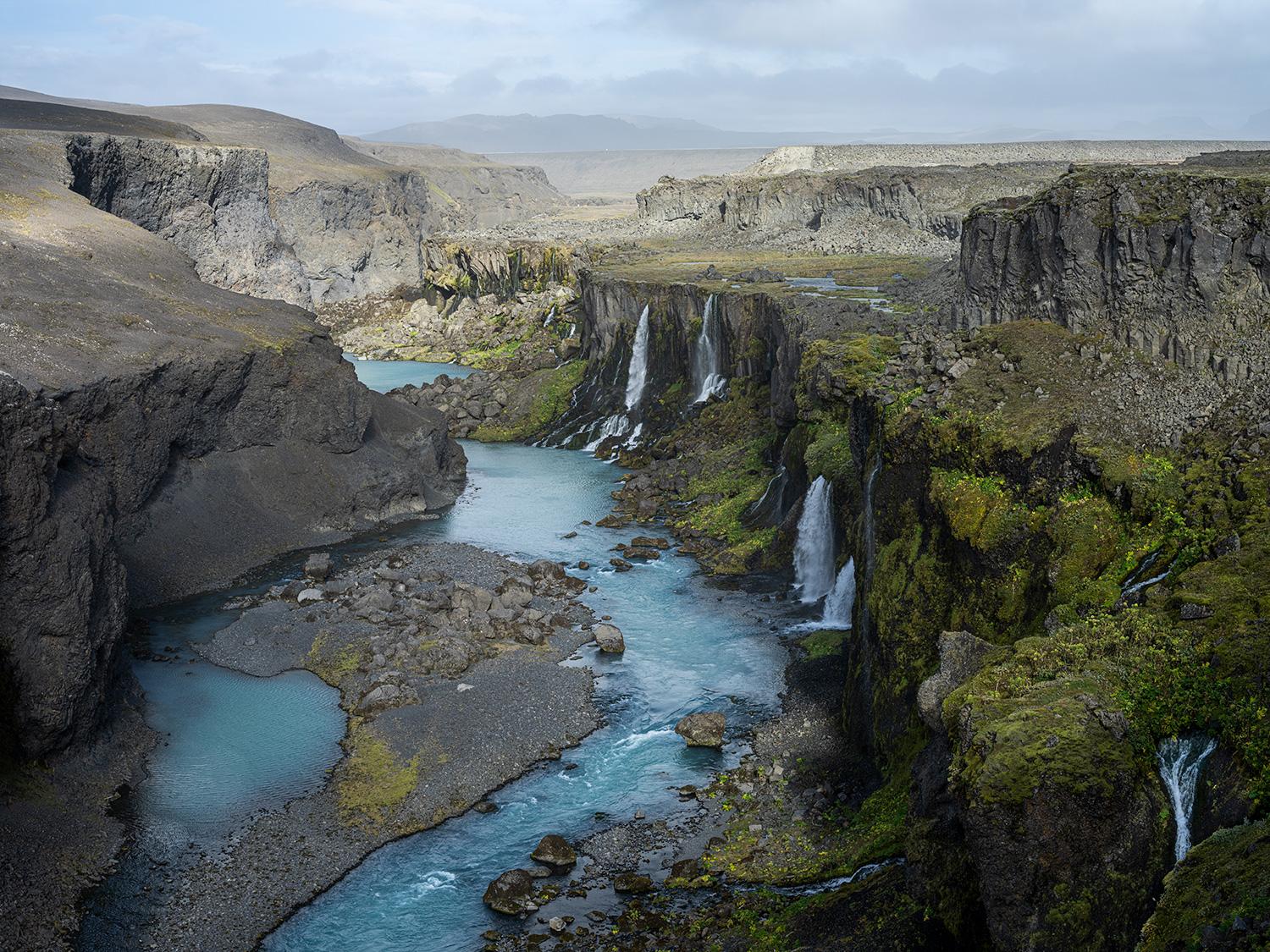 L'acqua è essenziale e morbida, ipnotica nella sua grandezza, formidabile nella sua tumultuosità.  

Serie: Ísland
Stampa d'archivio a pigmenti di platino	
Tutti i formati e le edizioni disponibili: 
23" x 30" Edizione: 10, Prove d'artista 2
30" x