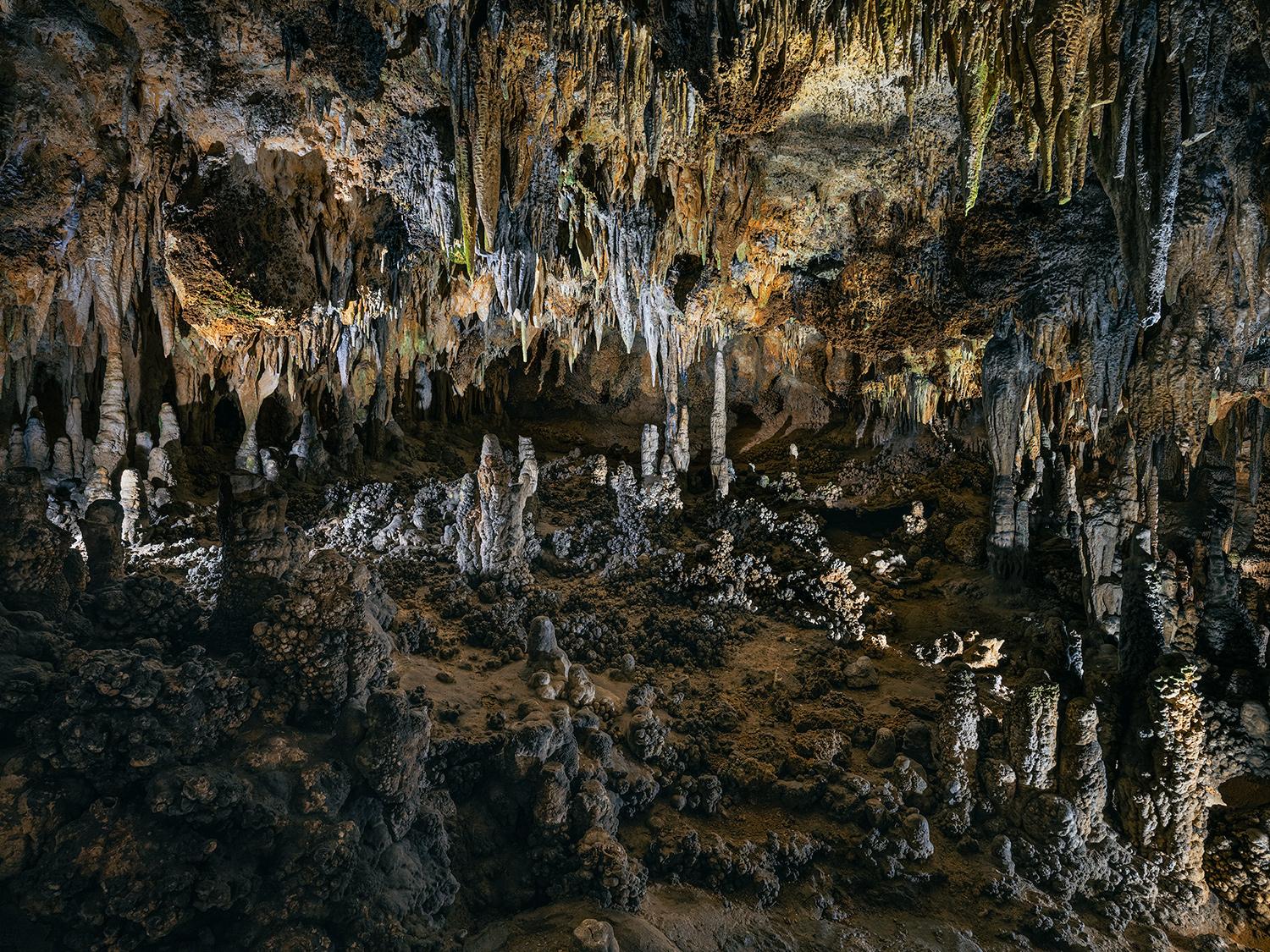Vollständiger Titel: "Verliebte entdecken eine strukturierte Wiese in der Abenddämmerung".

PRACHT DER ANTIPODEN
Im Rahmen der Zivilisation bleibt das unterirdische Reich weitgehend unverändert. Die sonnenlose Unterwelt, die seit Hunderten von