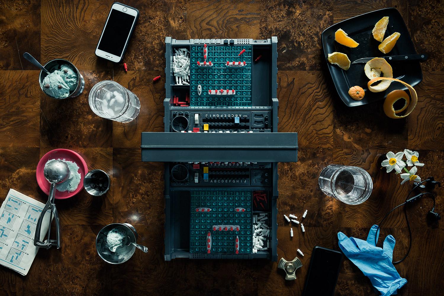 Still-Life Photograph Christos J. Palios - Christos Palios-Battleship, Pichet à chocolat menthe, Rind orange, 2020 Imprimé d
après