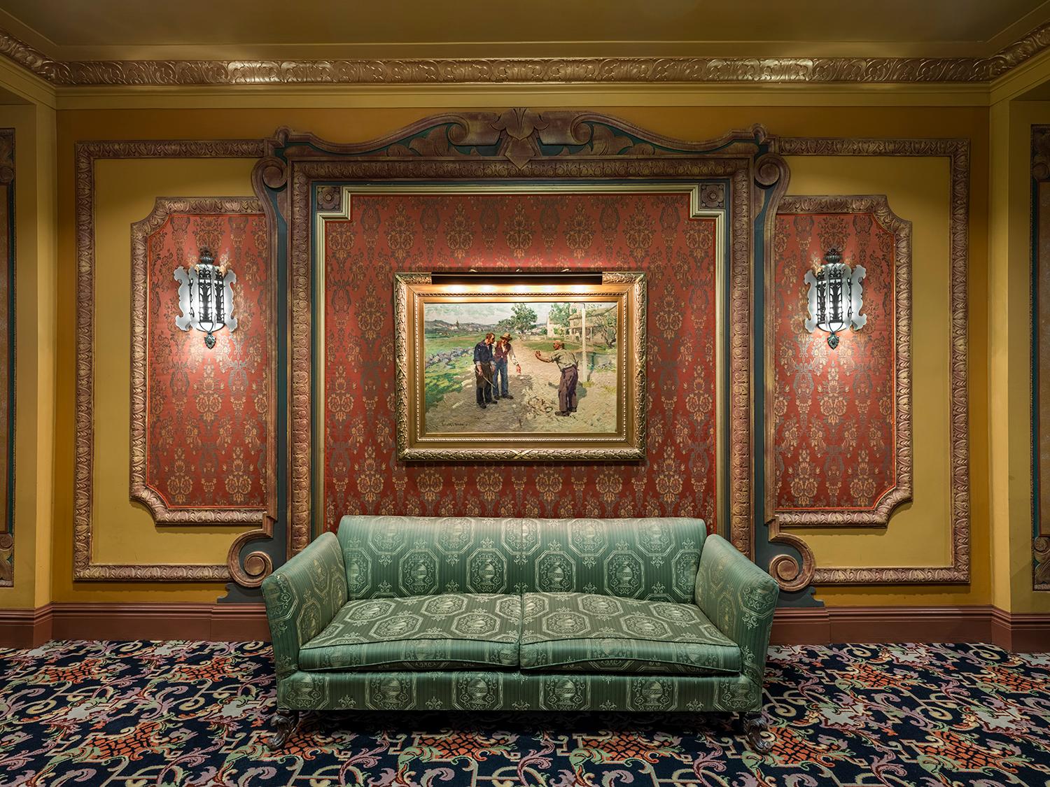 Als einer der letzten opulenten Filmpaläste, die vor der Weltwirtschaftskrise 1931 gebaut wurden, wurde das LA Theatre in weniger als sechs Monaten im französischen Barockstil errichtet und erinnert an den Spiegelsaal in Versailles. Die fast