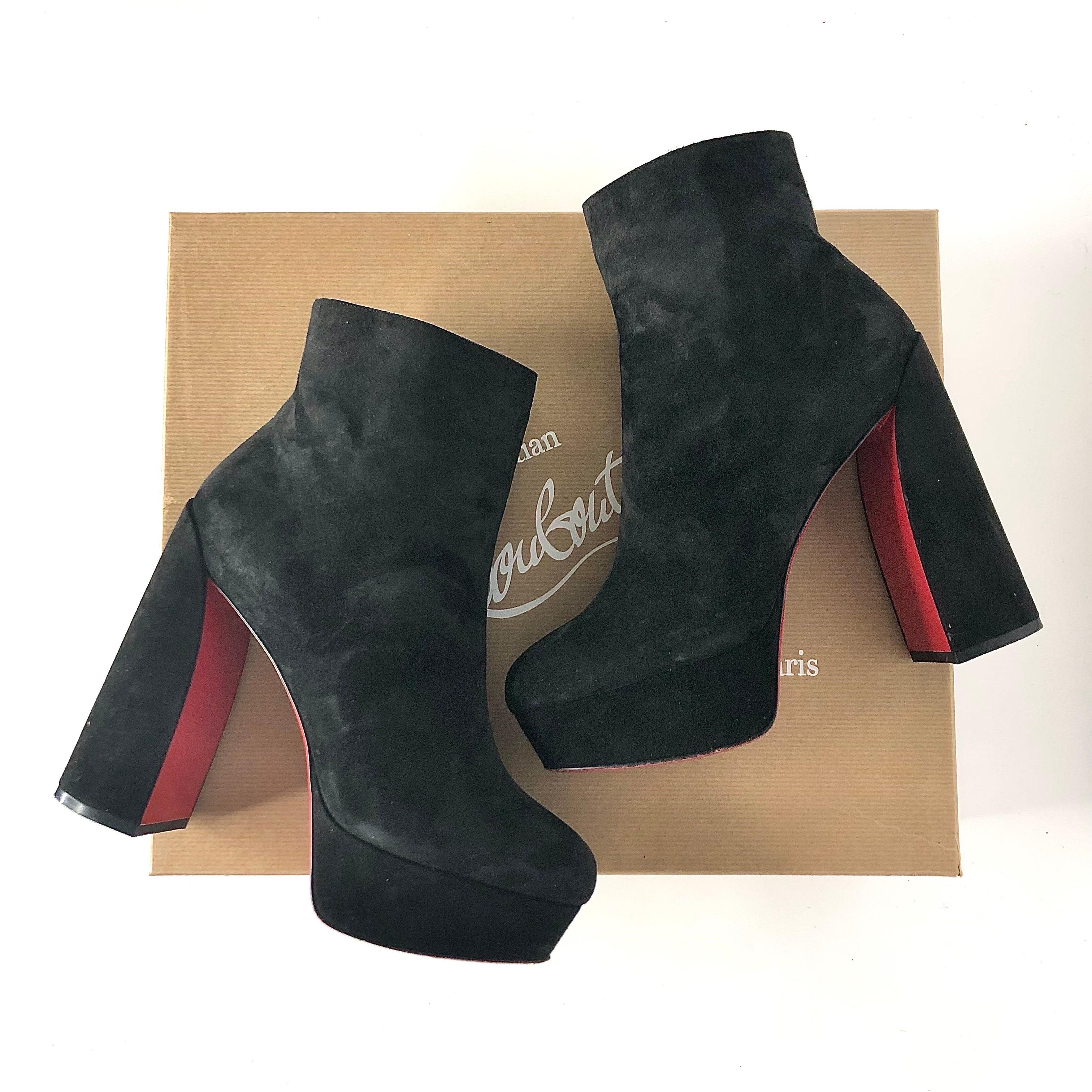 Chritian Louboutin Botín Movida 130
1220453
En caja original, con bolsas guardapolvo
Color Negro
Talla 40EU
Parte superior de ante
Forrado de piel 
Puntera de almendra
Tacón alto de plataforma
Fondos rojos
Cremallera completa lateral oculta
Signos