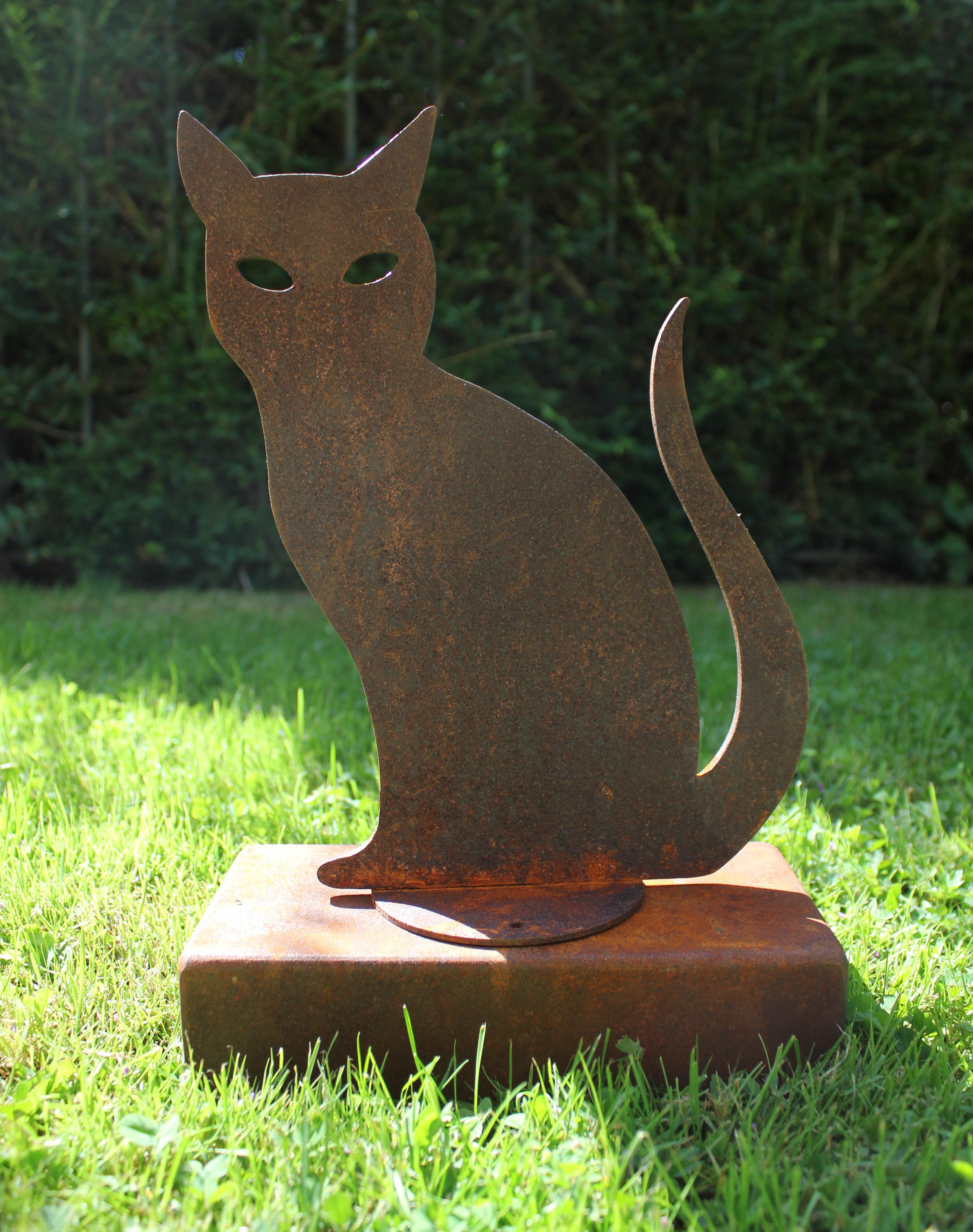 Pride – Cat - Urne - Modern Sculpture by Chroessi Schnell