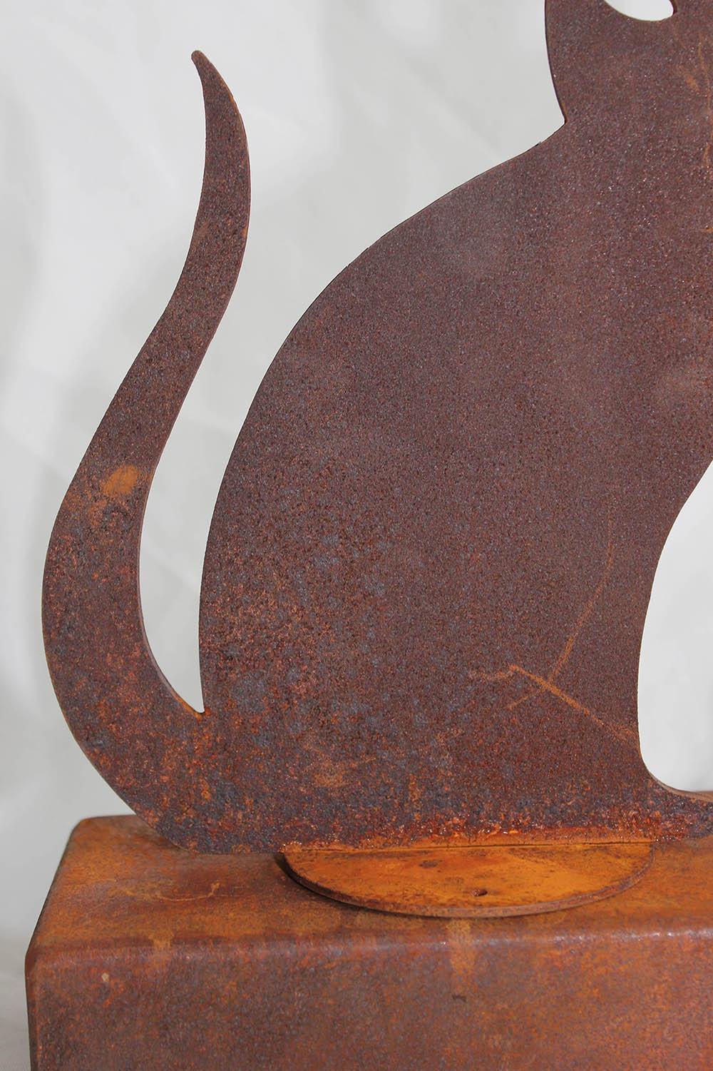 Pride – Cat - Urne - Modern Sculpture by Chroessi Schnell