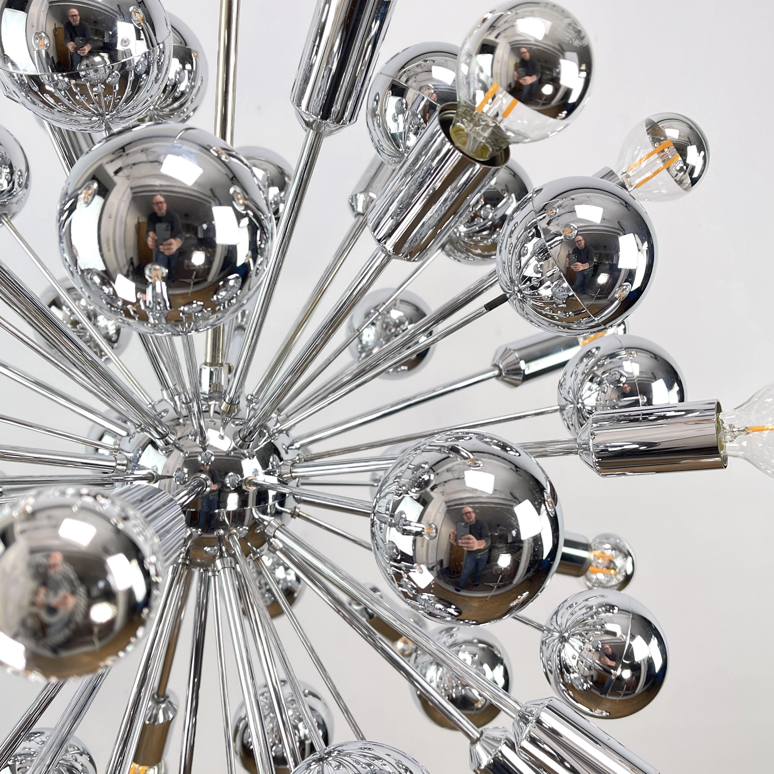 big sputnik ceiling lamp - 1970s

This stylish Cosack Sputnik chrome lamp from the 70s is a timeless design piece that perfectly embodies the charm and elegance of the era. With its striking sputnik design, this lamp is a real eye-catcher that adds