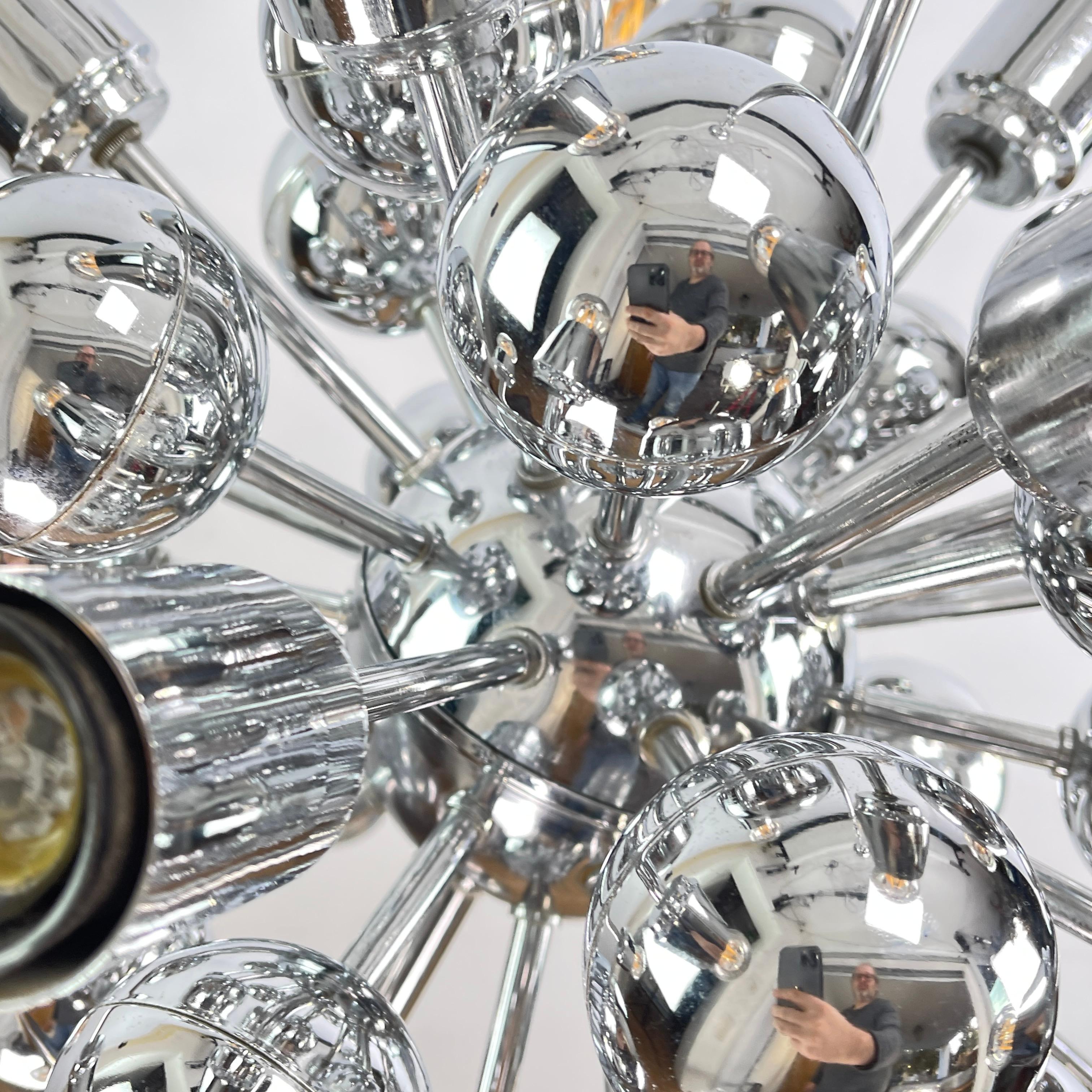 REGGIANI Sputnik ceiling lamp - 1970s

This stylish Reggiani Sputnik chrome lamp from the 70s is a timeless design piece that perfectly embodies the charm and elegance of the era. With its striking sputnik design, this lamp is a real eye-catcher