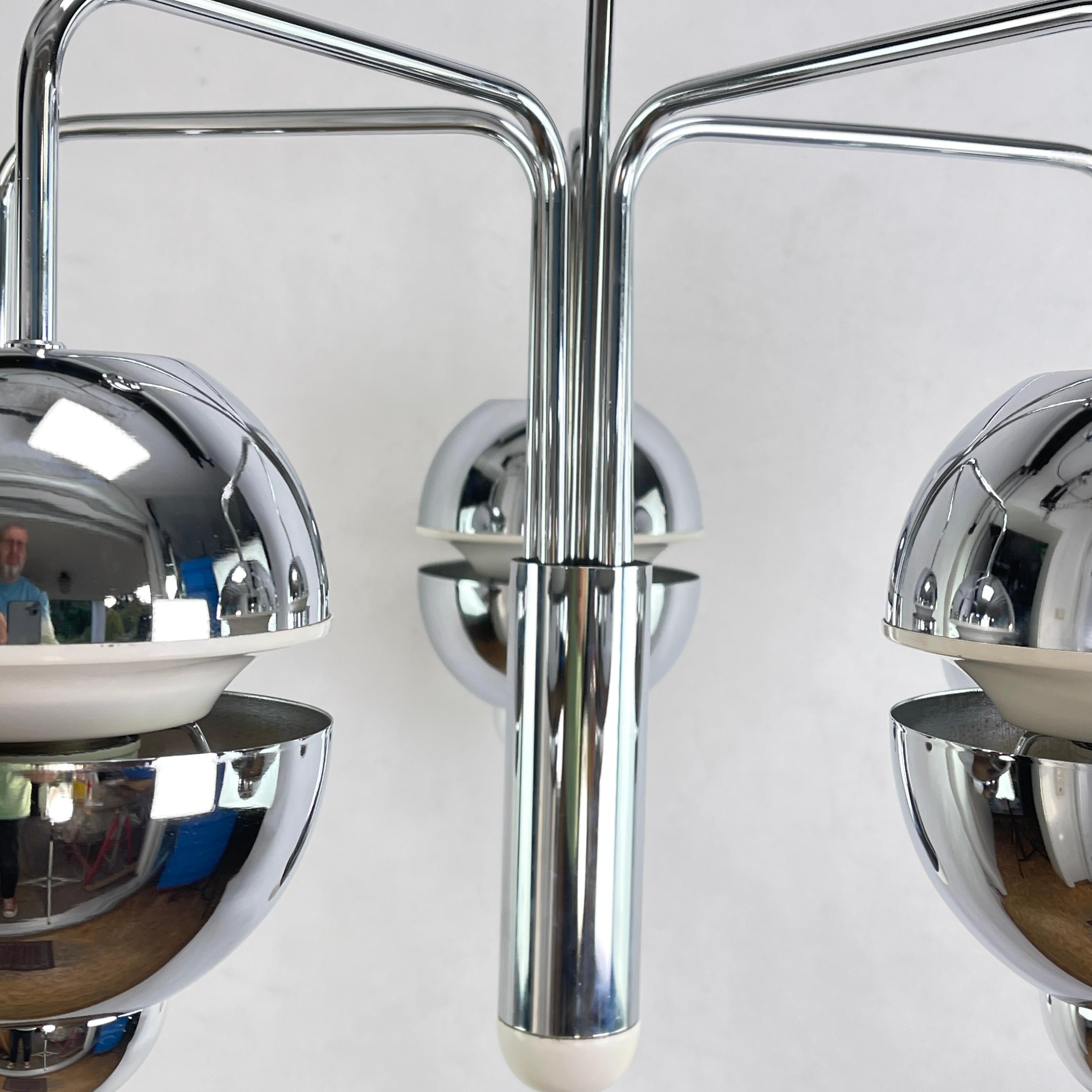 beautiful Sputnik ceiling light by Richard Essig- 1970s

This stylish Sputnik chrome lamp from the 1970s is a timeless design piece that perfectly embodies the charm and elegance of the era. With its striking sputnik design, this lamp is a real