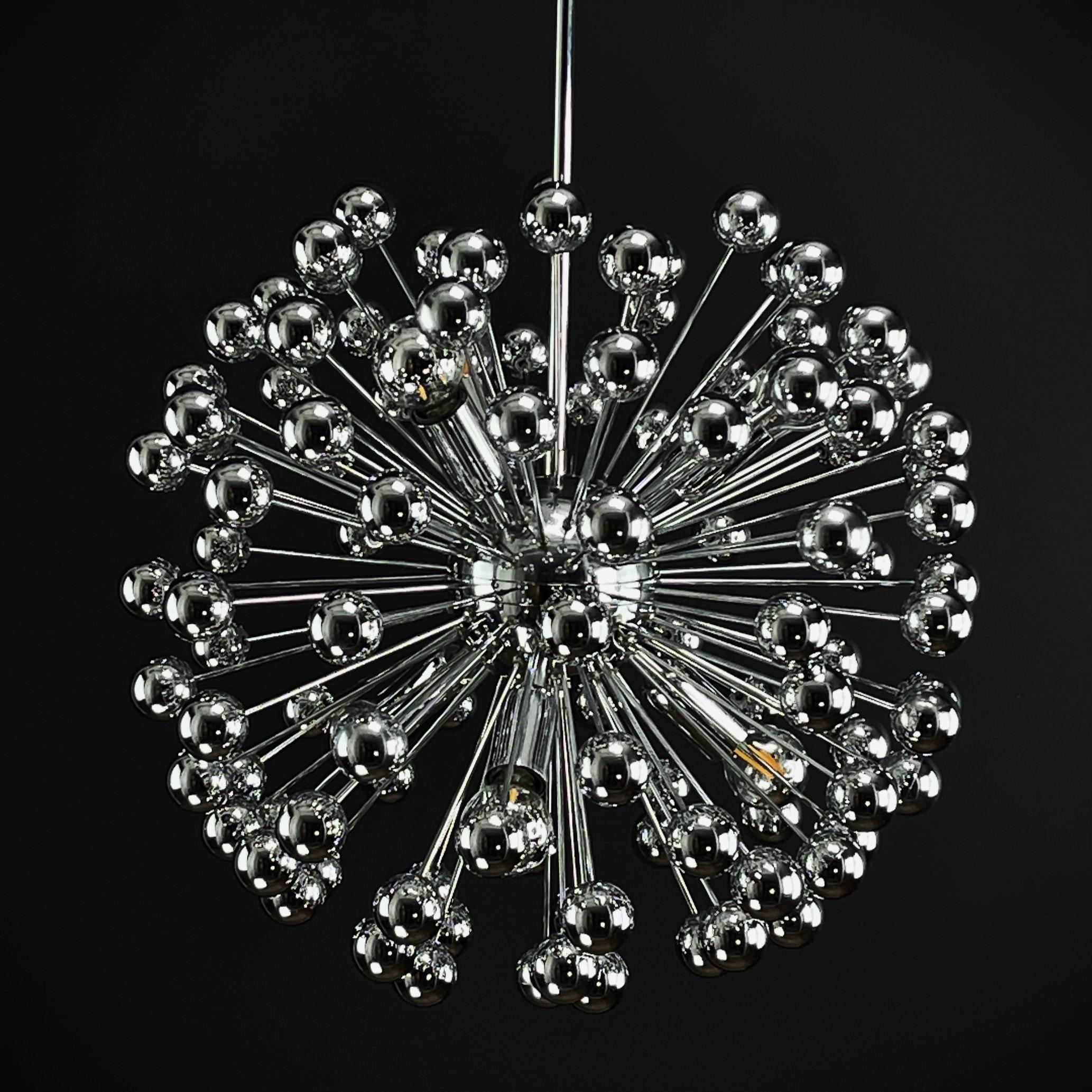 big sputnik ceiling lamp - 1970s

This stylish Sputnik chrome lamp from the 70s is a timeless design piece that perfectly embodies the charm and elegance of this era. With its striking sputnik design, this lamp is a real eye-catcher that adds a