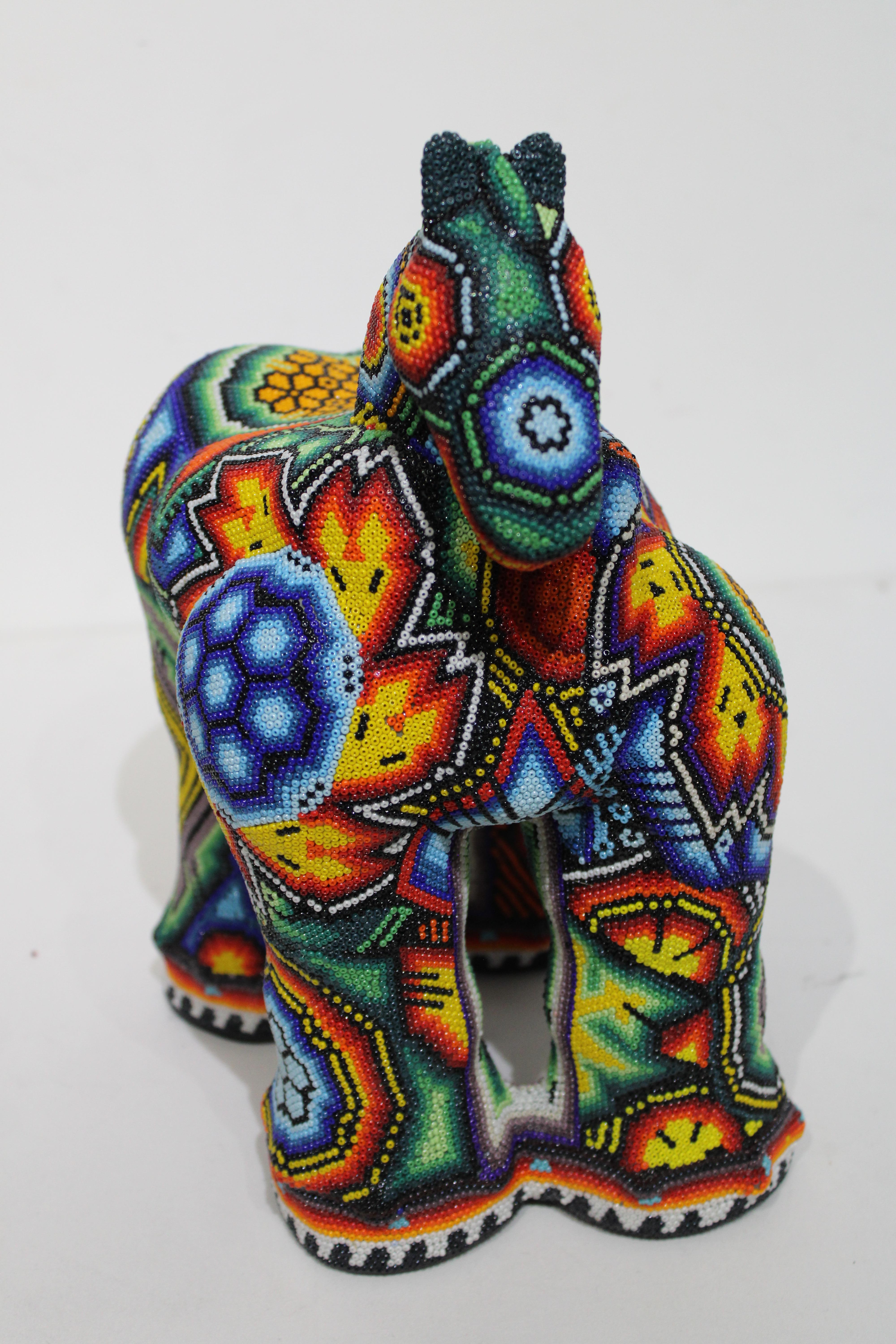 Después de Botero Escultura Pieza con cuentas  . . una escultura de estilo HUICHOL más tradicional. ¡¡¡Queda genial en cualquier habitación!!!

ARTE DE ALTERACIÓN . . es un proceso de colaboración entre Rick Wolfryd, artista plástico y marchante de
