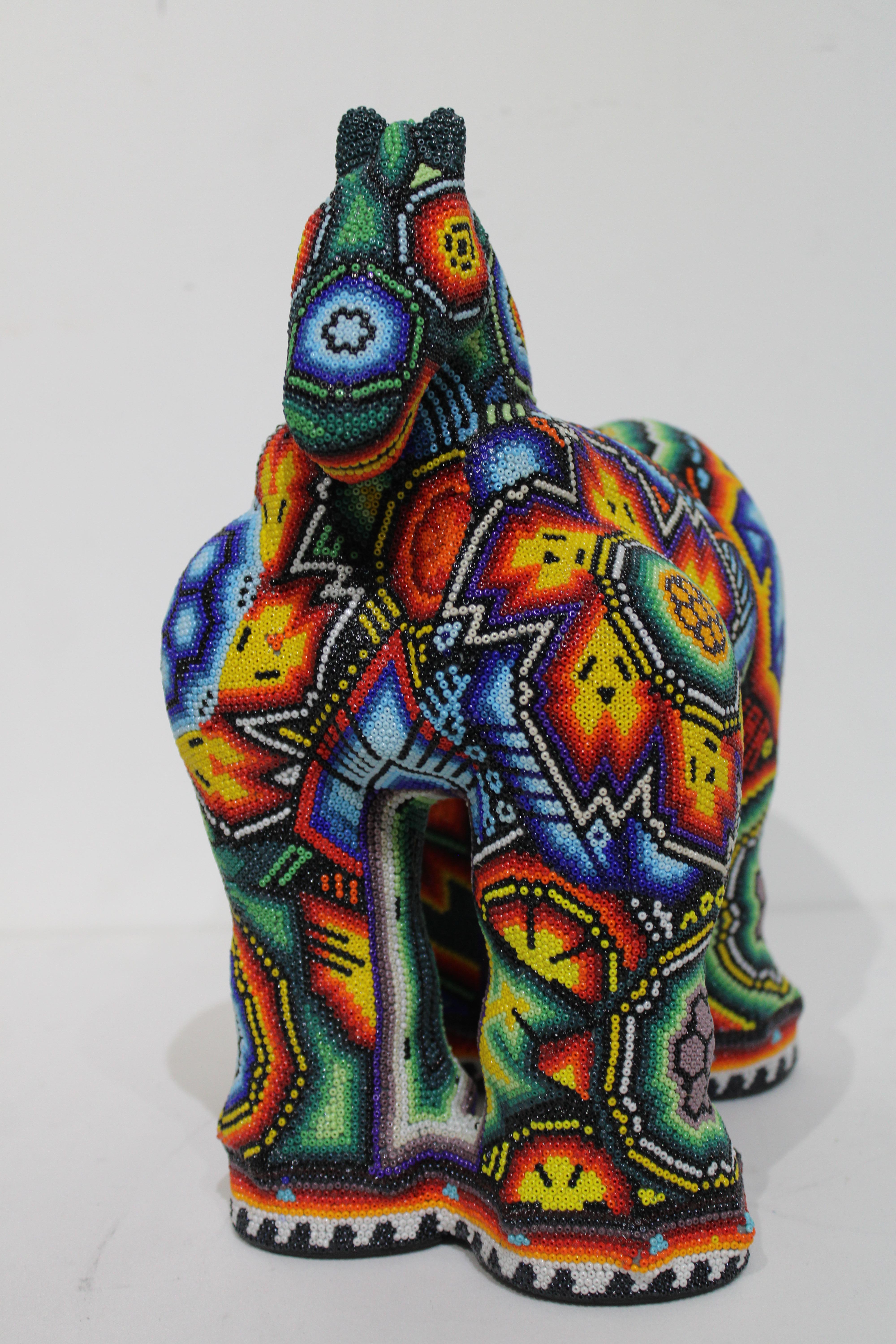 Figurative Sculpture de CHROMA aka Rick Wolfryd  - Huichol " Después de Botero Huichol " Escultura de cuentas  de Alteraciones Huichol