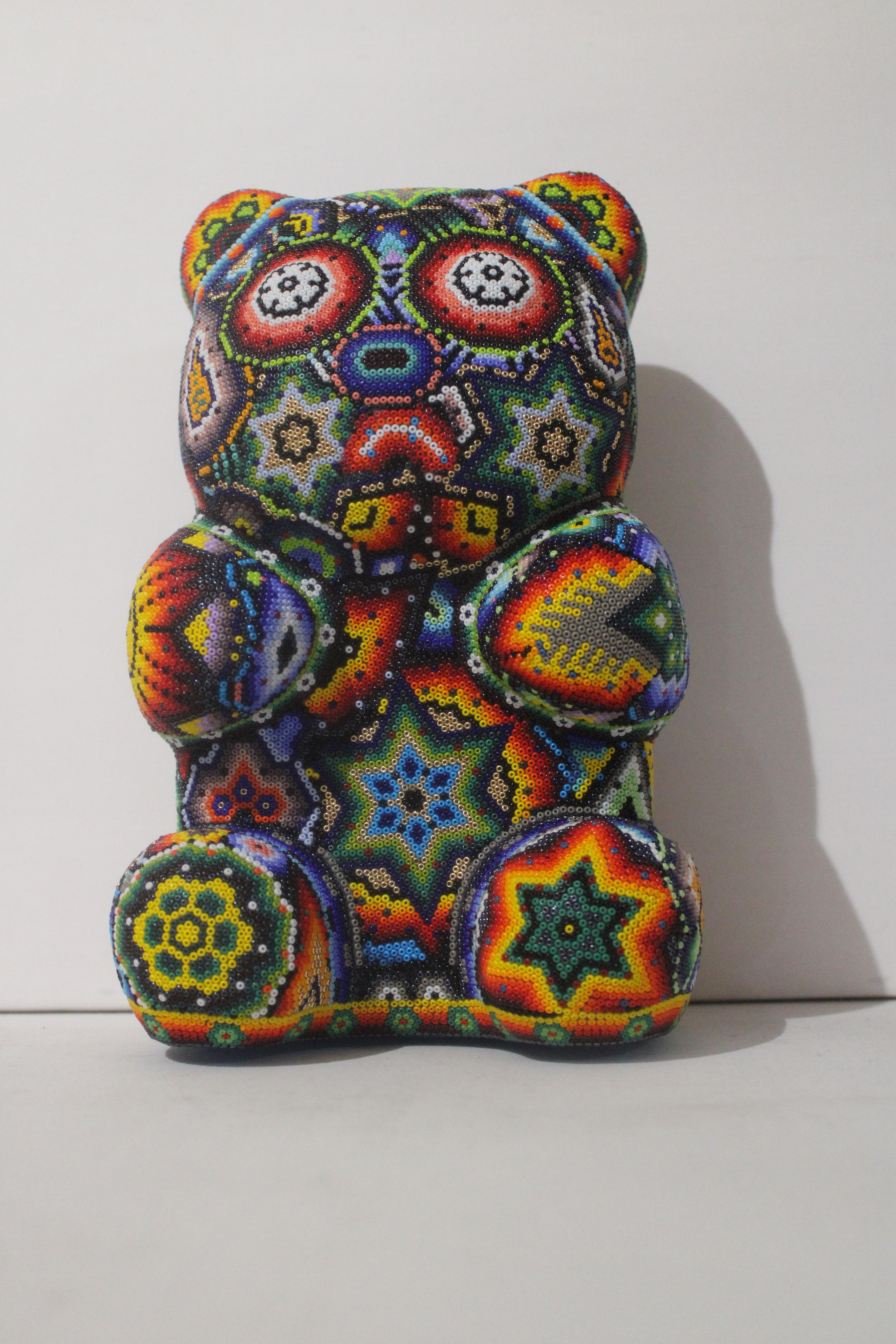 „ Gummibär“ aus der Serie Huichol ALTERATIONS – Sculpture von CHROMA aka Rick Wolfryd 