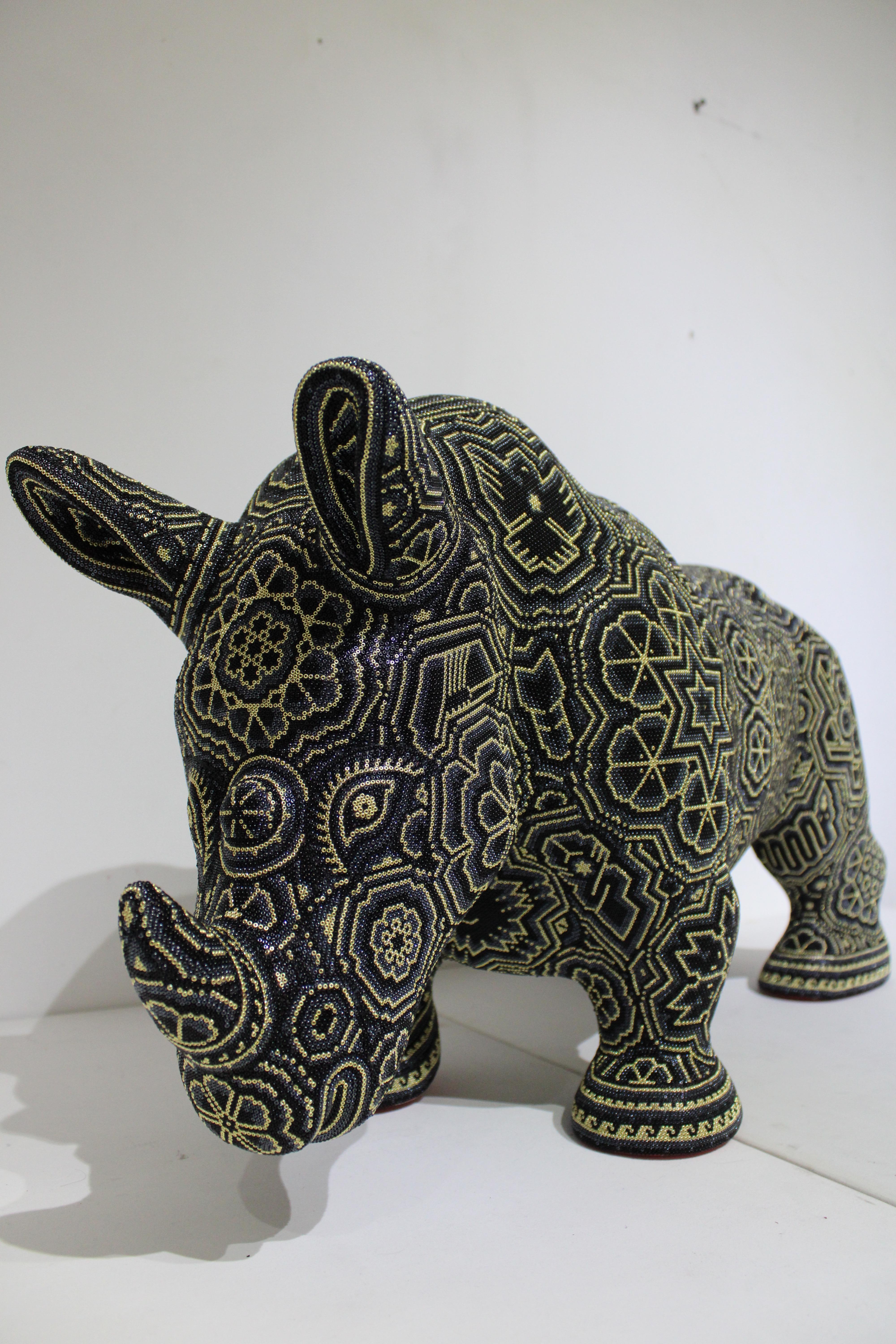 Animal Rinoceronte . . una escultura de estilo HUICHOL más tradicional. ¡¡¡Queda genial en cualquier habitación!!!

ARTE DE ALTERACIÓN . . es un proceso de colaboración entre Rick Wolfryd, artista plástico y marchante de arte con más de 40 años de