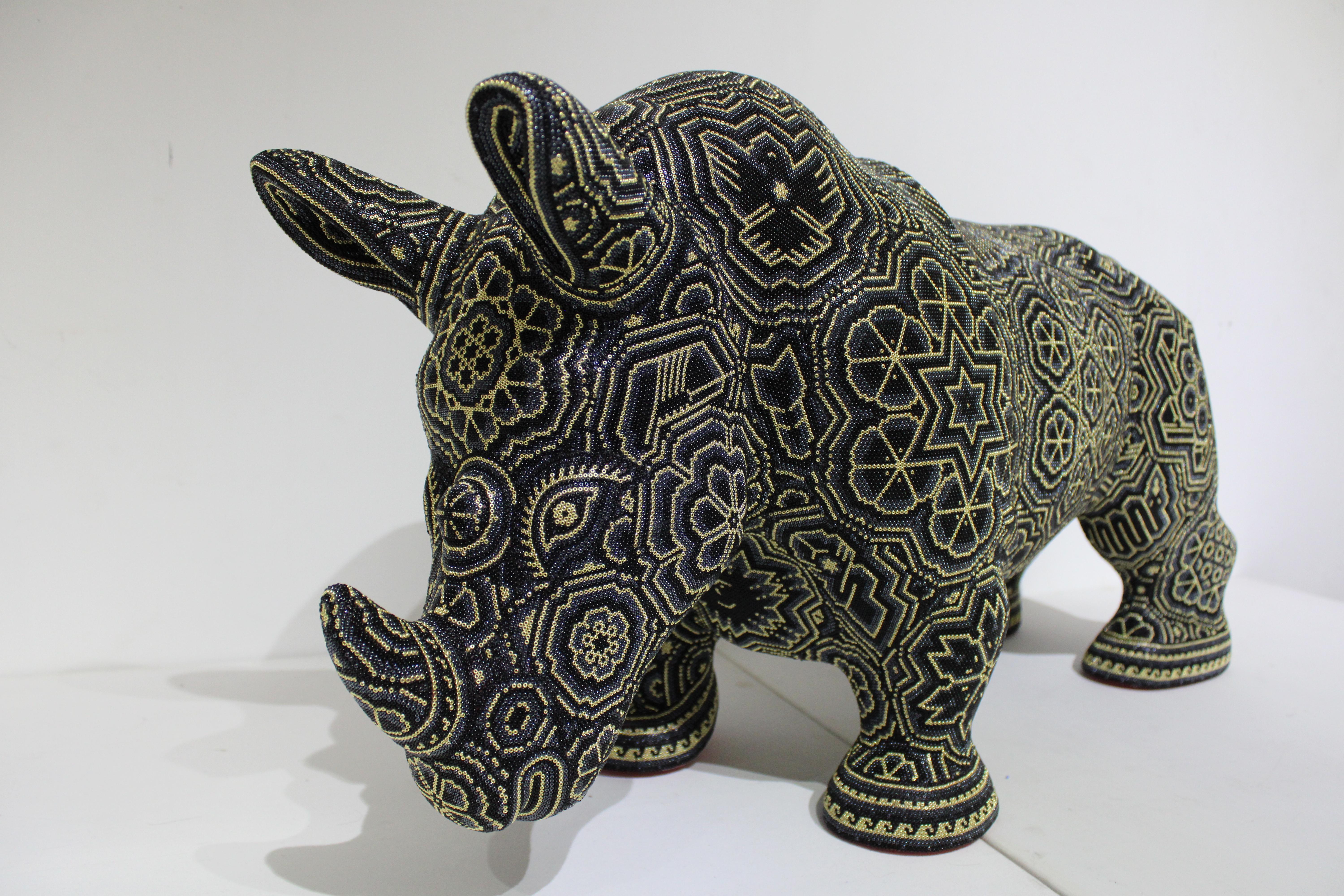 Figurative Sculpture de CHROMA aka Rick Wolfryd  - Huichol " REY RHlNO " Escultura de cuentas  de Alteraciones Huichol