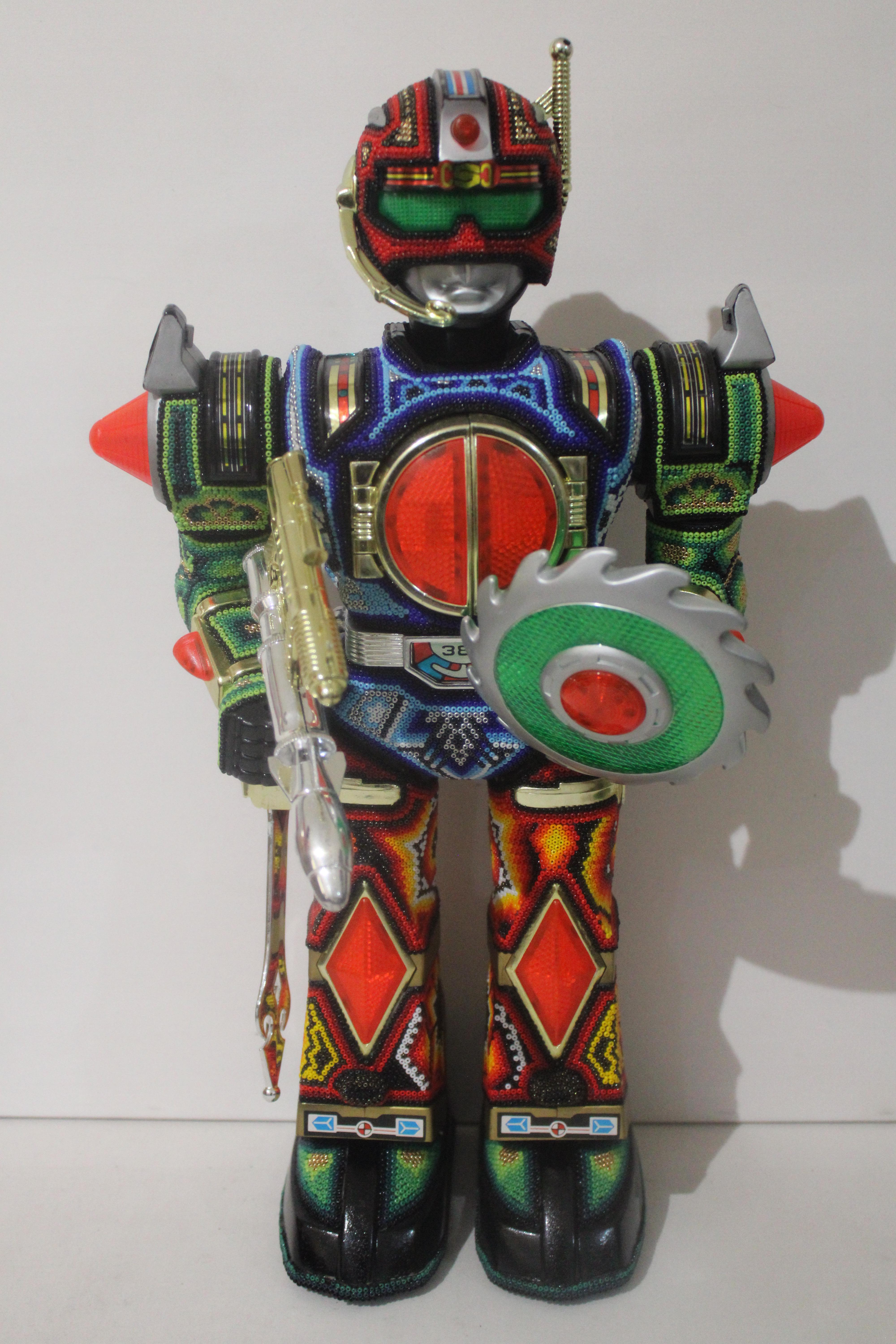 „ Mr. Robato“ aus der Serie Huichol ALTERATIONS – Sculpture von CHROMA aka Rick Wolfryd 