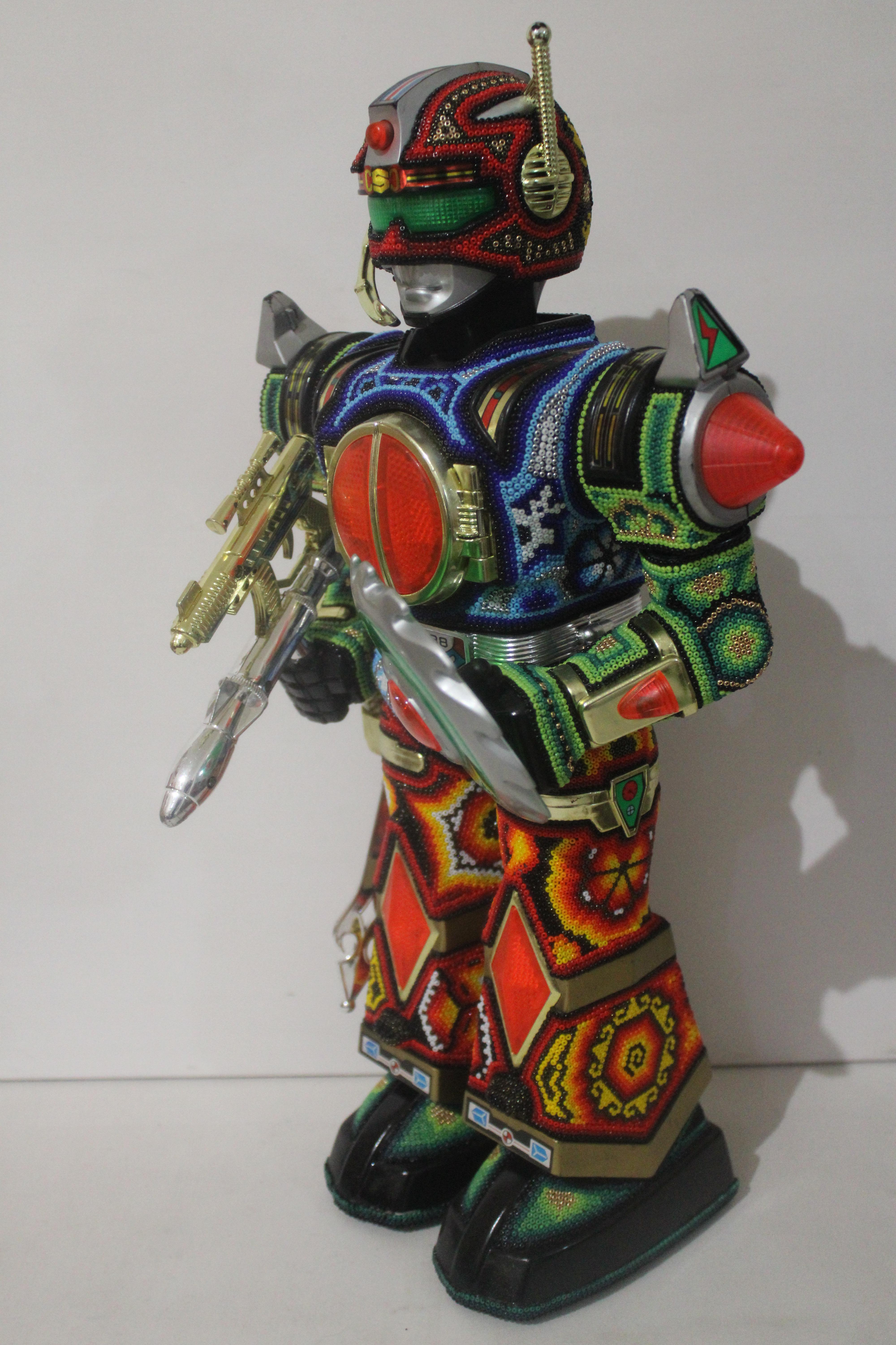 CHROMA aka Rick Wolfryd  Figurative Sculpture – „ Mr. Robato“ aus der Serie Huichol ALTERATIONS