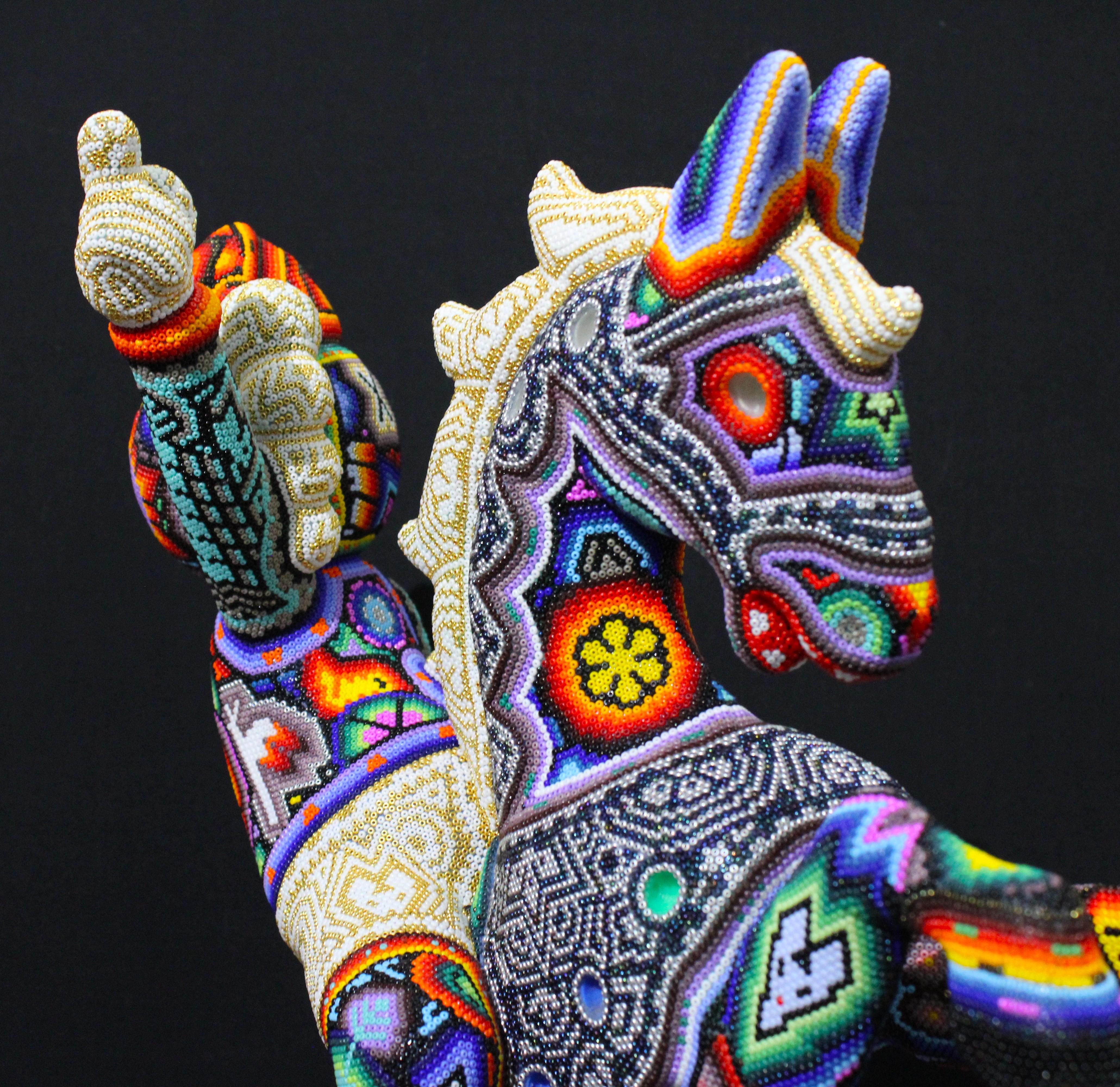 ARTE DE ALTERACIÓN . . es un proceso de colaboración entre Rick Wolfryd, artista plástico y marchante de arte con más de 40 años de experiencia, y varios artistas huicholes mexicanos y estudios de arte huicholes mexicanos por los que Rick se ha