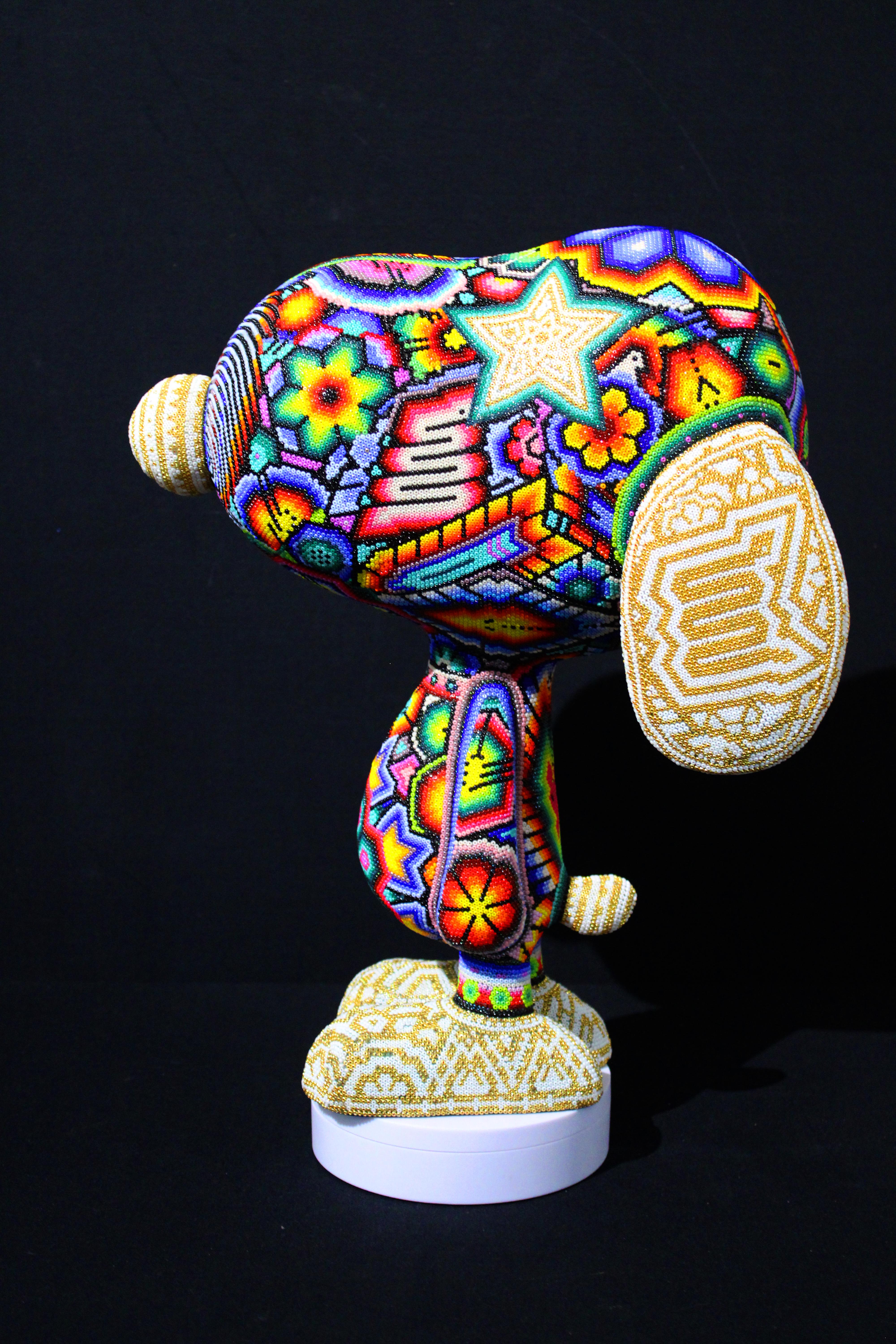 Figurative Sculpture CHROMA aka Rick Wolfryd  - "Snoopy " de Huichol ALTERATIONS