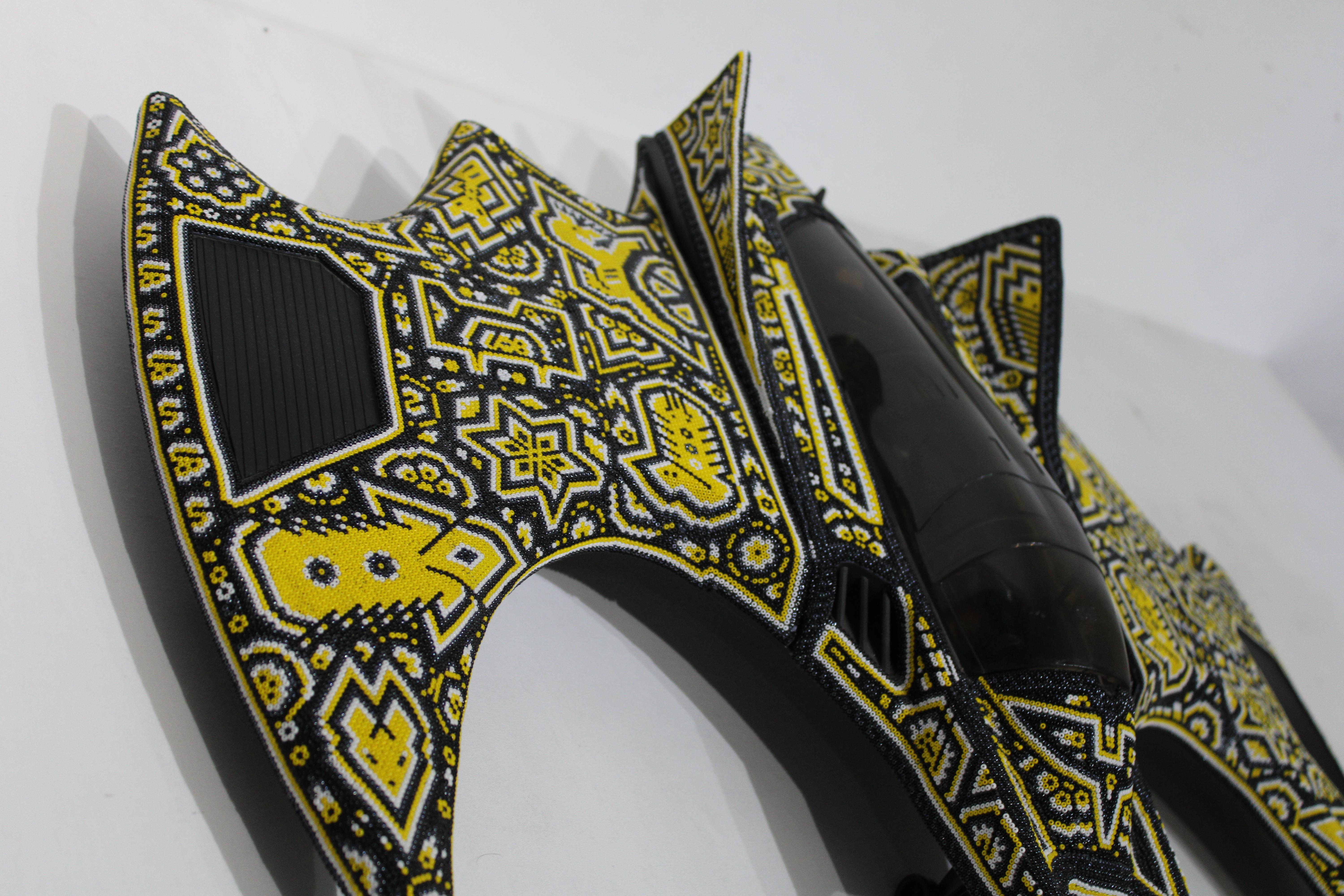 Huichol ULTRA RARE BATMOVIL  de Huichol Alterations - Gris Figurative Sculpture par CHROMA aka Rick Wolfryd 