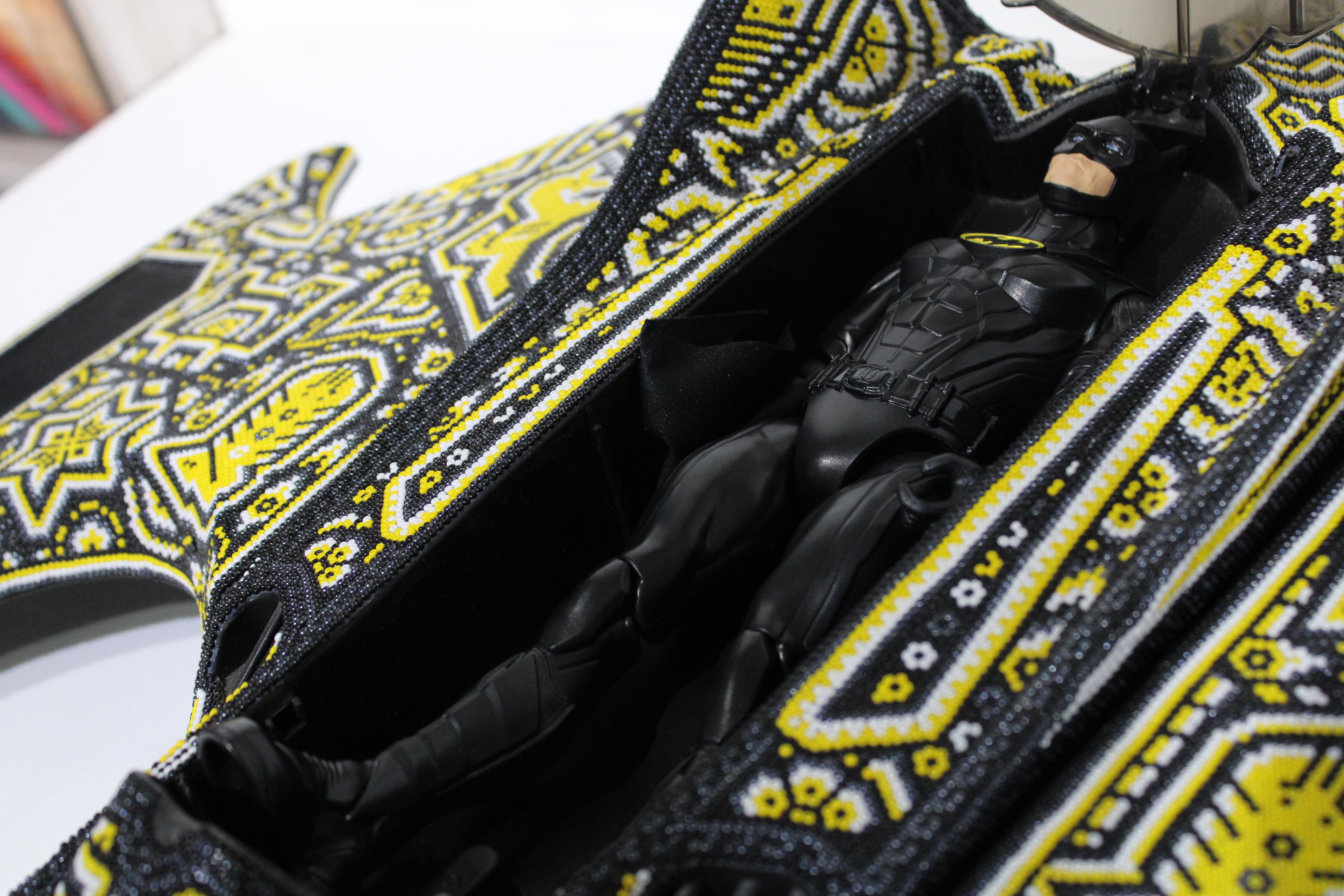 Huichol ULTRA RARE BATMOVIL  de Huichol Alterations en vente 1