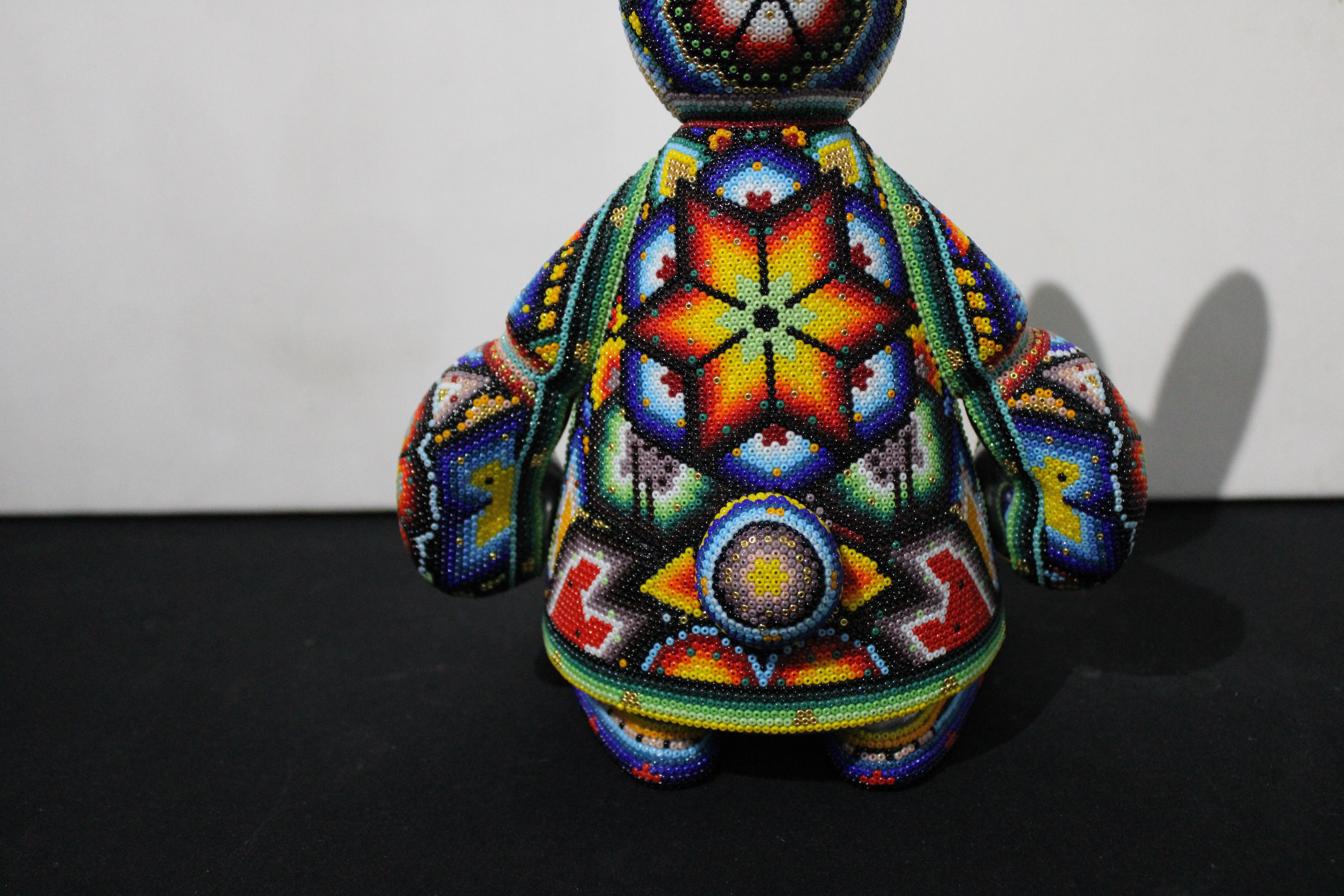 Firmato e datato 2025.

APERTO ALLE COMMISSIONI!!!

ALTERAZIONE DELL'ARTE . . è un processo di collaborazione tra Rick Wolfryd, artista e mercante d'arte con oltre 40 anni di esperienza, e vari artisti Huichol messicani e studi d'arte Huichol
