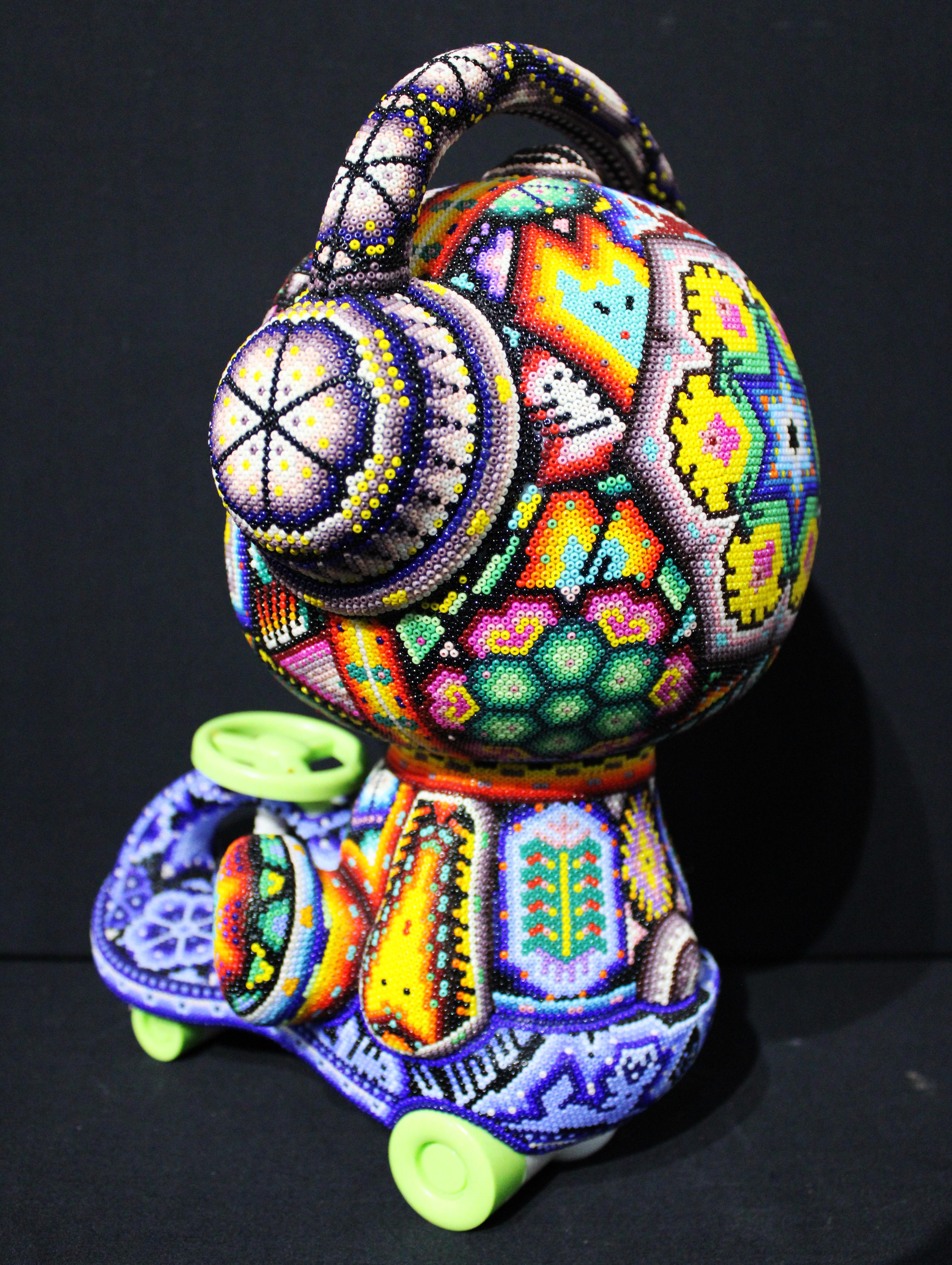 ARTE DE ALTERACIÓN . . es un proceso de colaboración entre Rick Wolfryd, artista plástico y marchante de arte con más de 40 años de experiencia, y varios artistas huicholes mexicanos y estudios de arte huicholes mexicanos por los que Rick se ha
