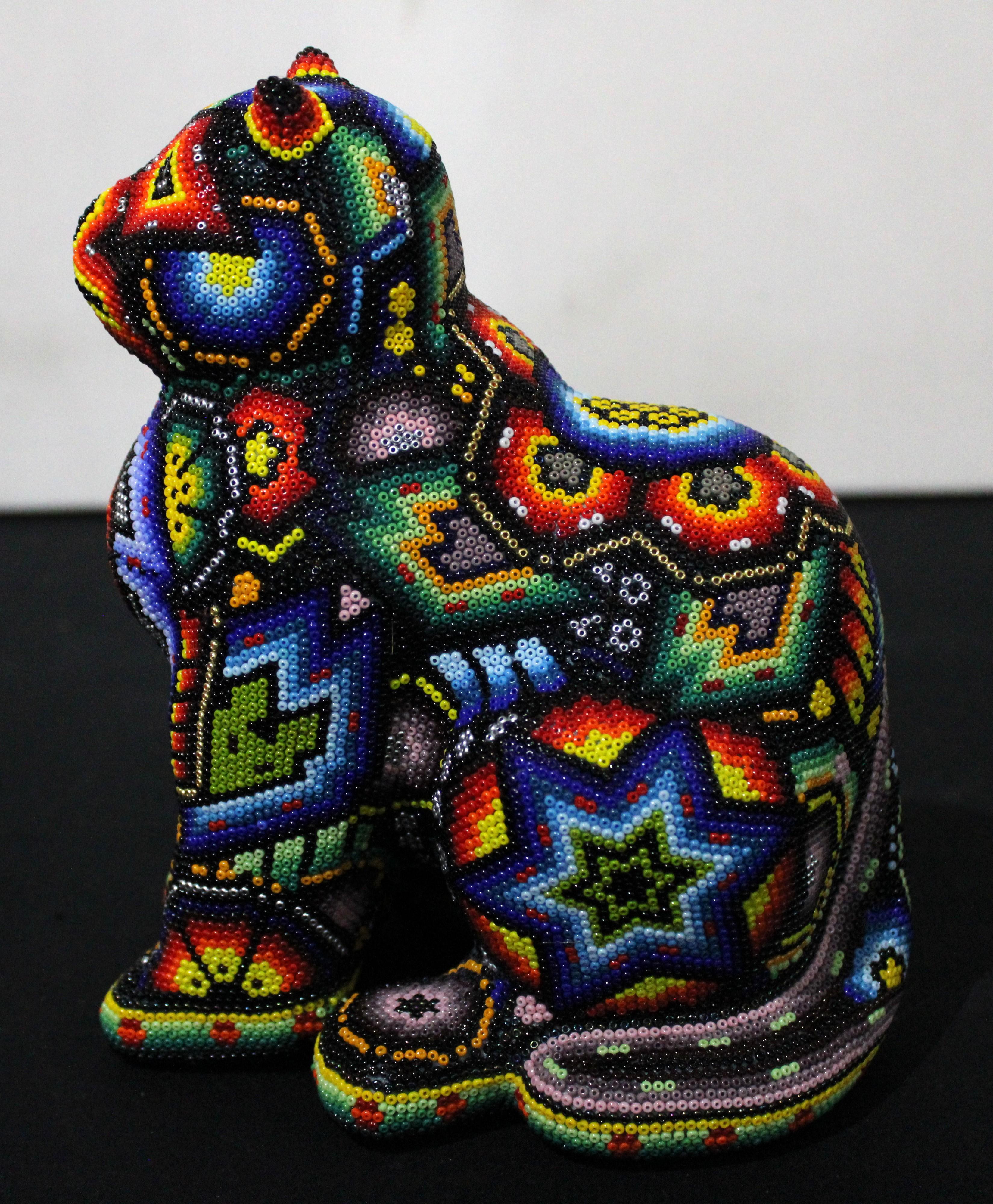 Firmato e datato 2025.

APERTO ALLE COMMISSIONI!!!

ALTERAZIONE DELL'ARTE . . è un processo di collaborazione tra Rick Wolfryd, artista e mercante d'arte con oltre 40 anni di esperienza, e vari artisti Huichol messicani e studi d'arte Huichol