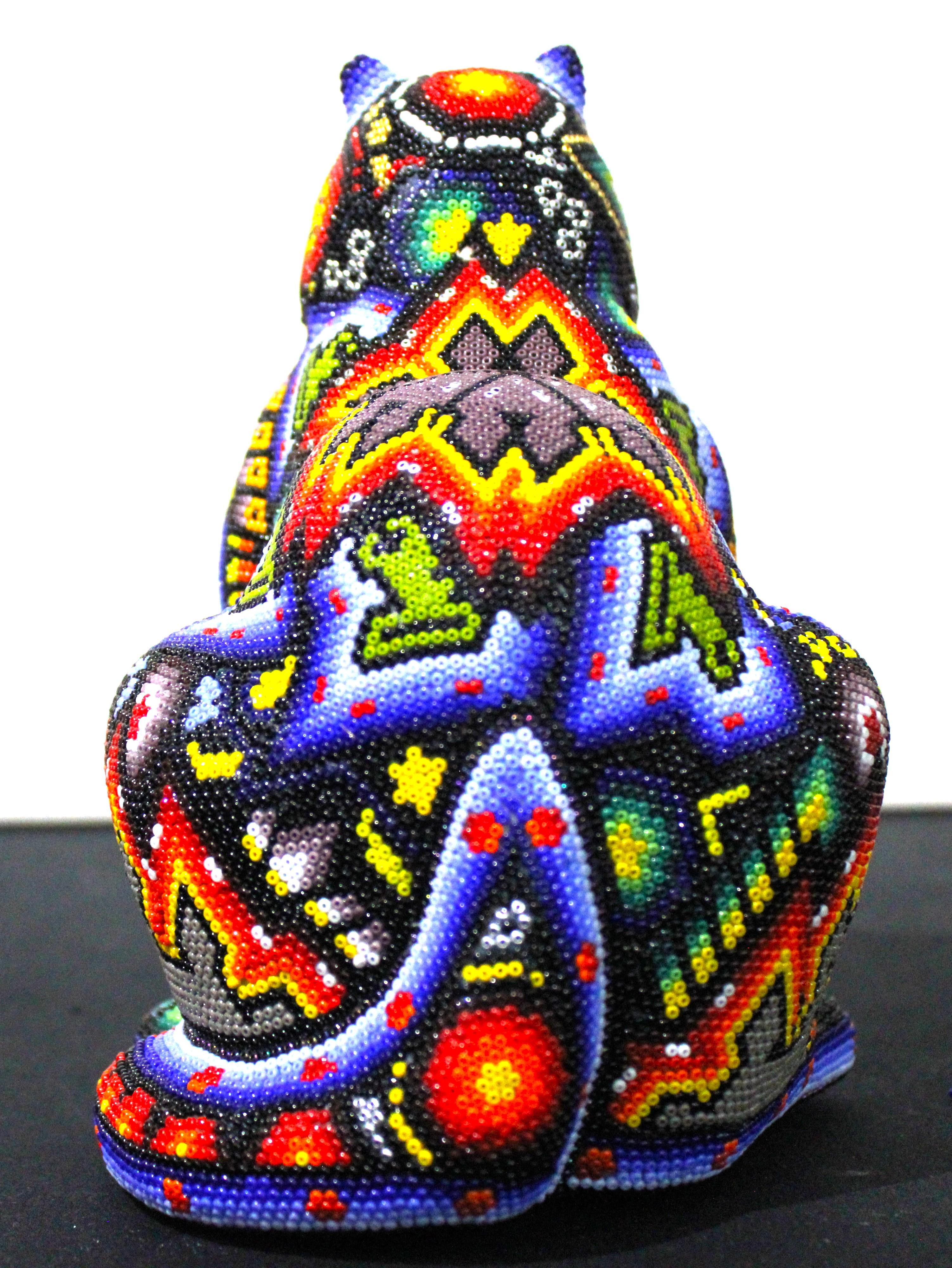 Firmato e datato 2025.

APERTO ALLE COMMISSIONI!!!

ALTERAZIONE DELL'ARTE . . è un processo di collaborazione tra Rick Wolfryd, artista e mercante d'arte con oltre 40 anni di esperienza, e vari artisti Huichol messicani e studi d'arte Huichol