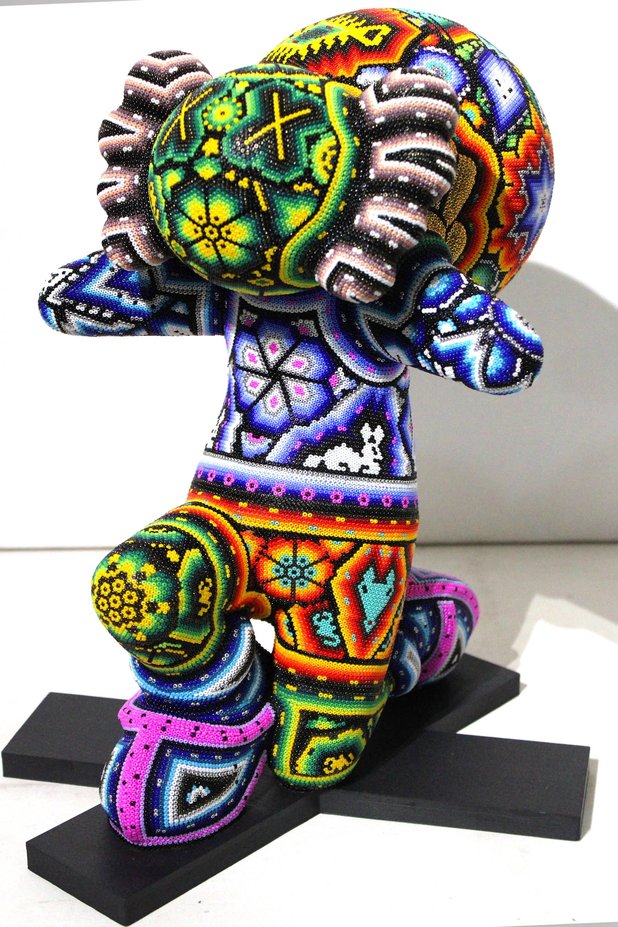CHROMA aka Rick Wolfryd  Abstract Sculpture – Skulptur „ATLAS“ von Chroma alias Rick Wolfryd, Huichol-Mischtechnik, 2026