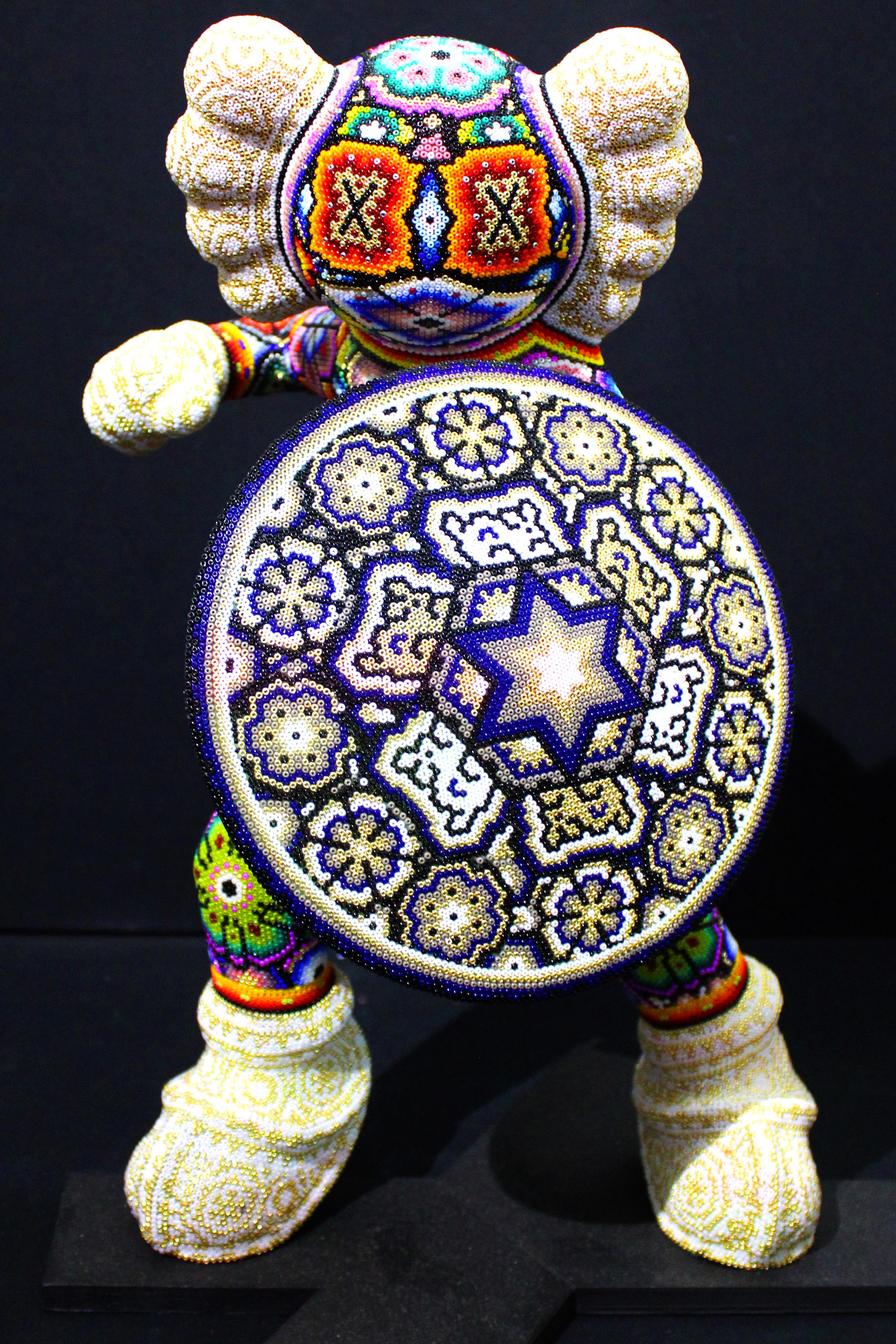 Figurative Sculpture de CHROMA aka Rick Wolfryd  - CHROMA alias Rick Wolfryd "CAPITÁN AMÉRICA:EL ESCUDO" escultura huichol